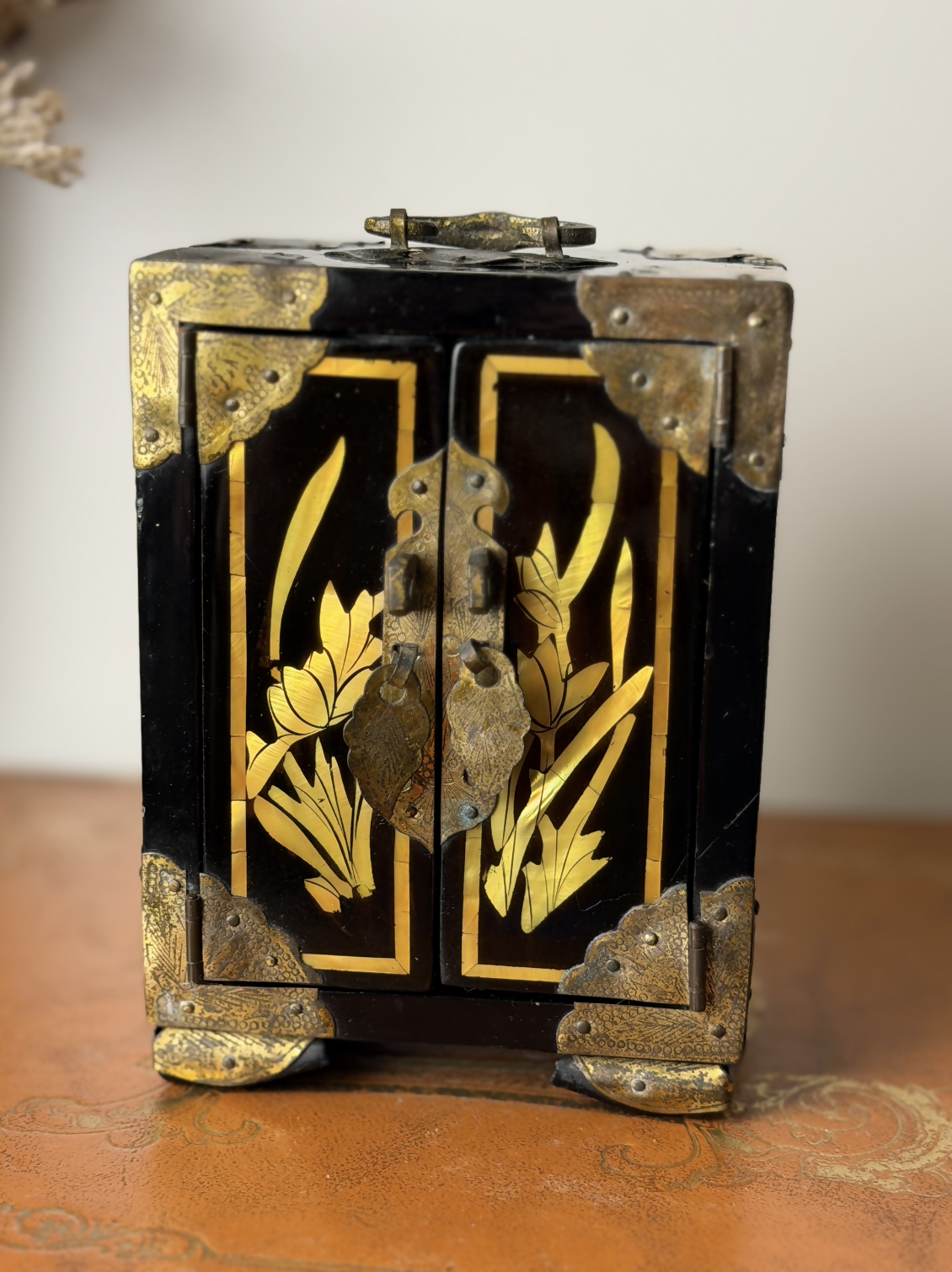 Antigo porta jóia chinês - Item Raro e Histórico! Laca, Madrepérola, Latão e Seda! Anos 60 - Chinês - Trabalho Artesanal