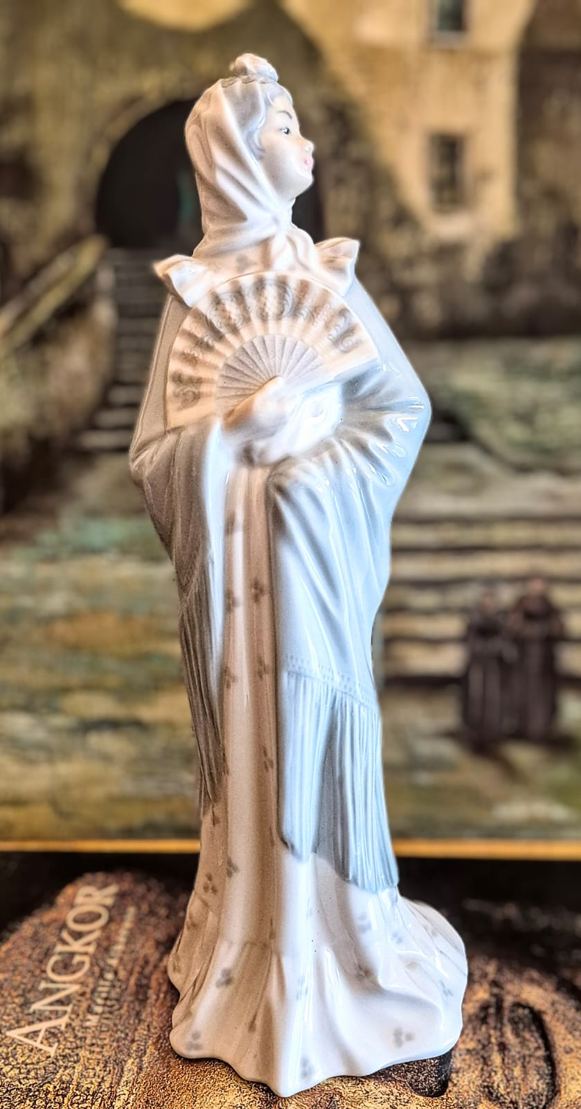 Escultura em porcelana vintage espanhola NAO Lladró: "Dama com Leque".  Lindíssima, muito chique e impecável!