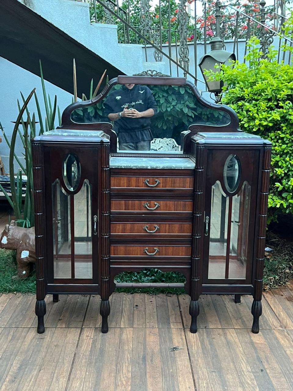Cristaleira Antiga Art Deco com tampo triplo em mármore Francês e portas em cristal bisotado
