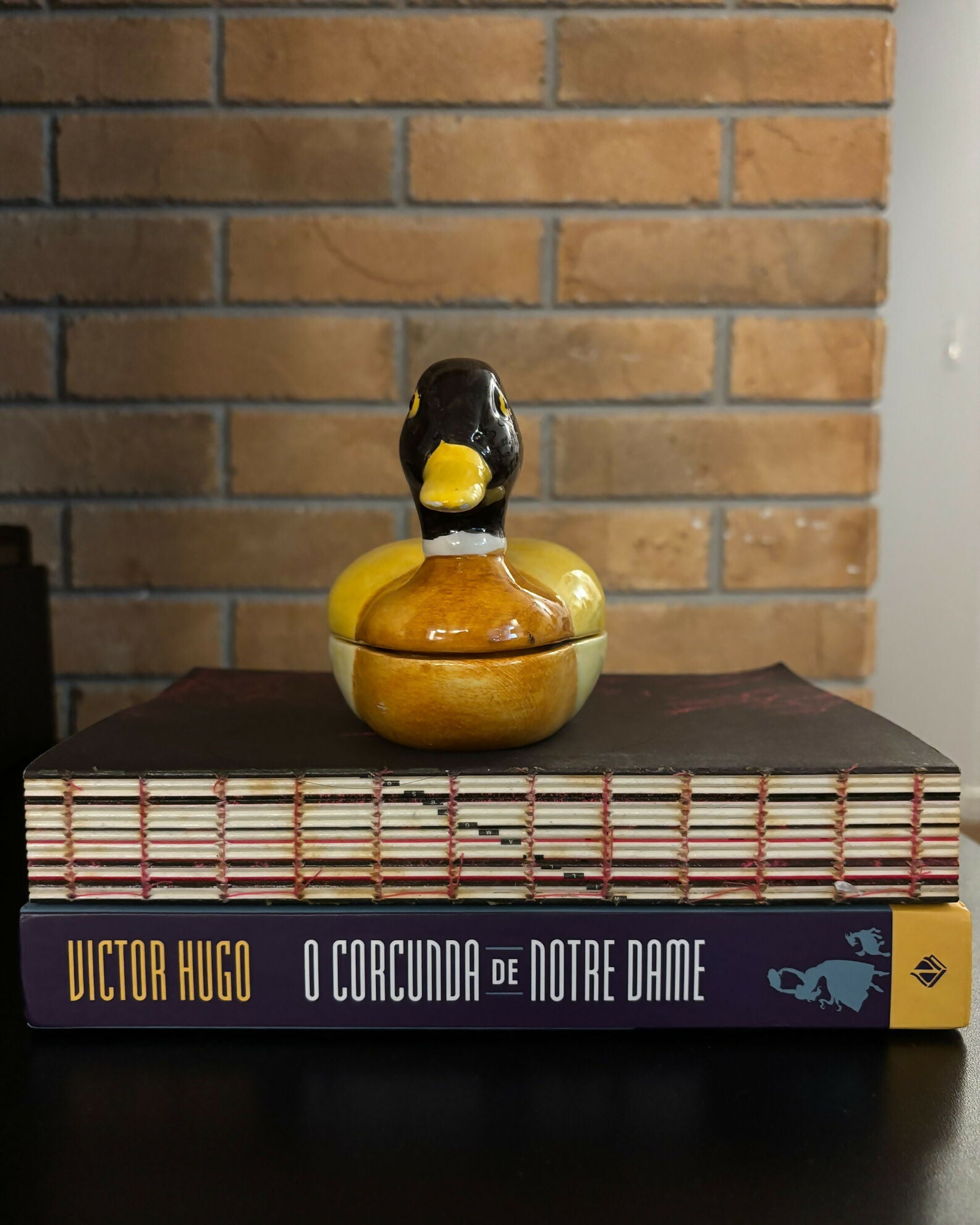 caixa em formato de pato, em porcelana portuguesa pintada à mão