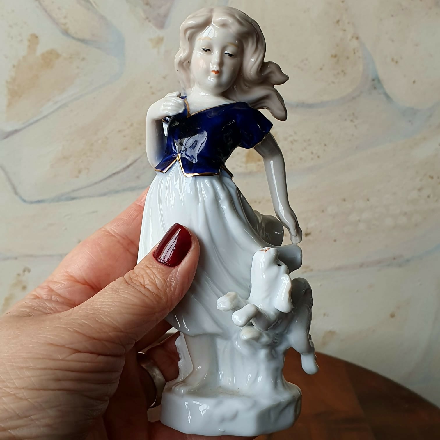 Escultura Menina com o cão em porcelana espanhola Lladró
