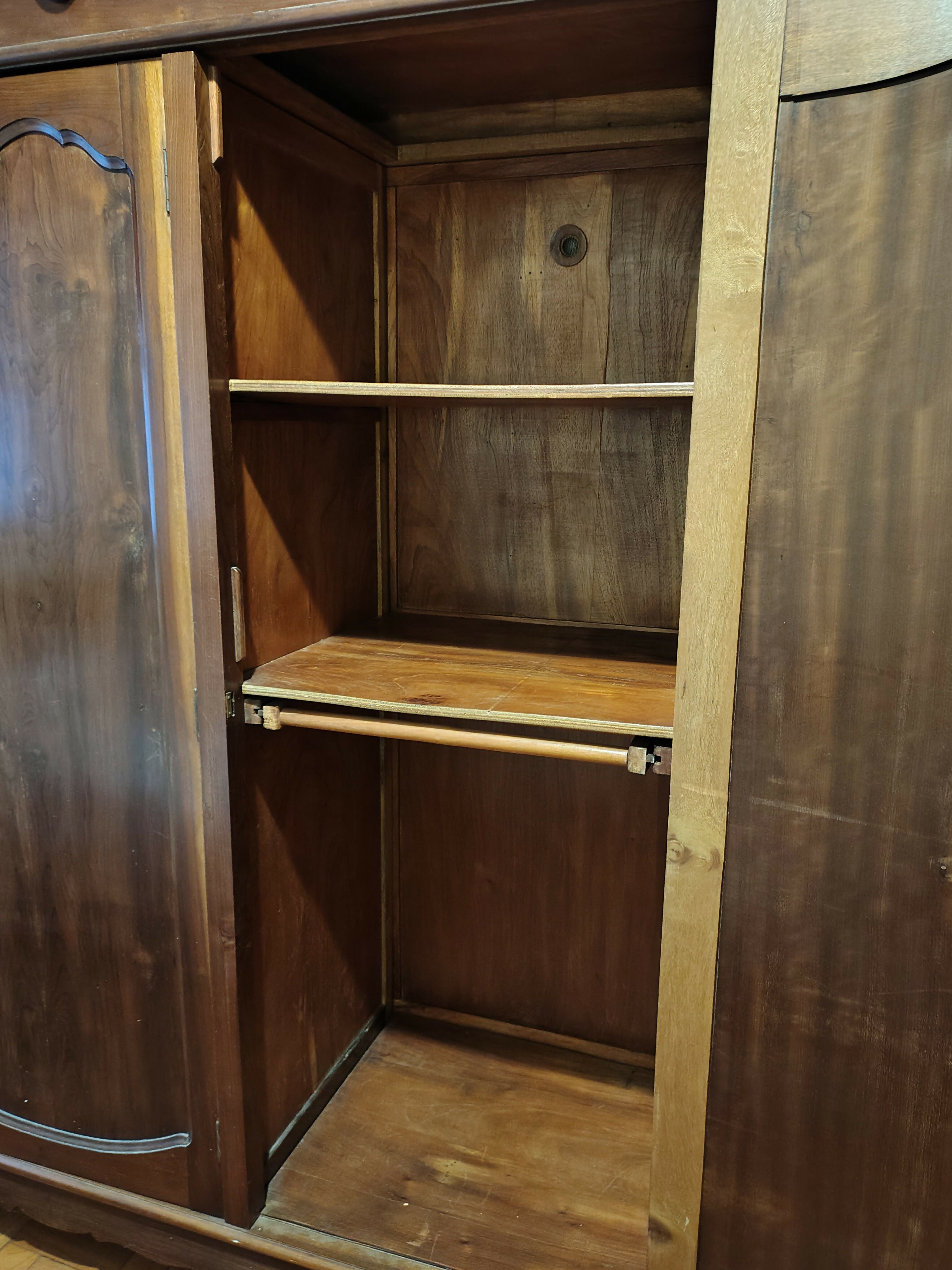 Guarda roupas de madeira maciça