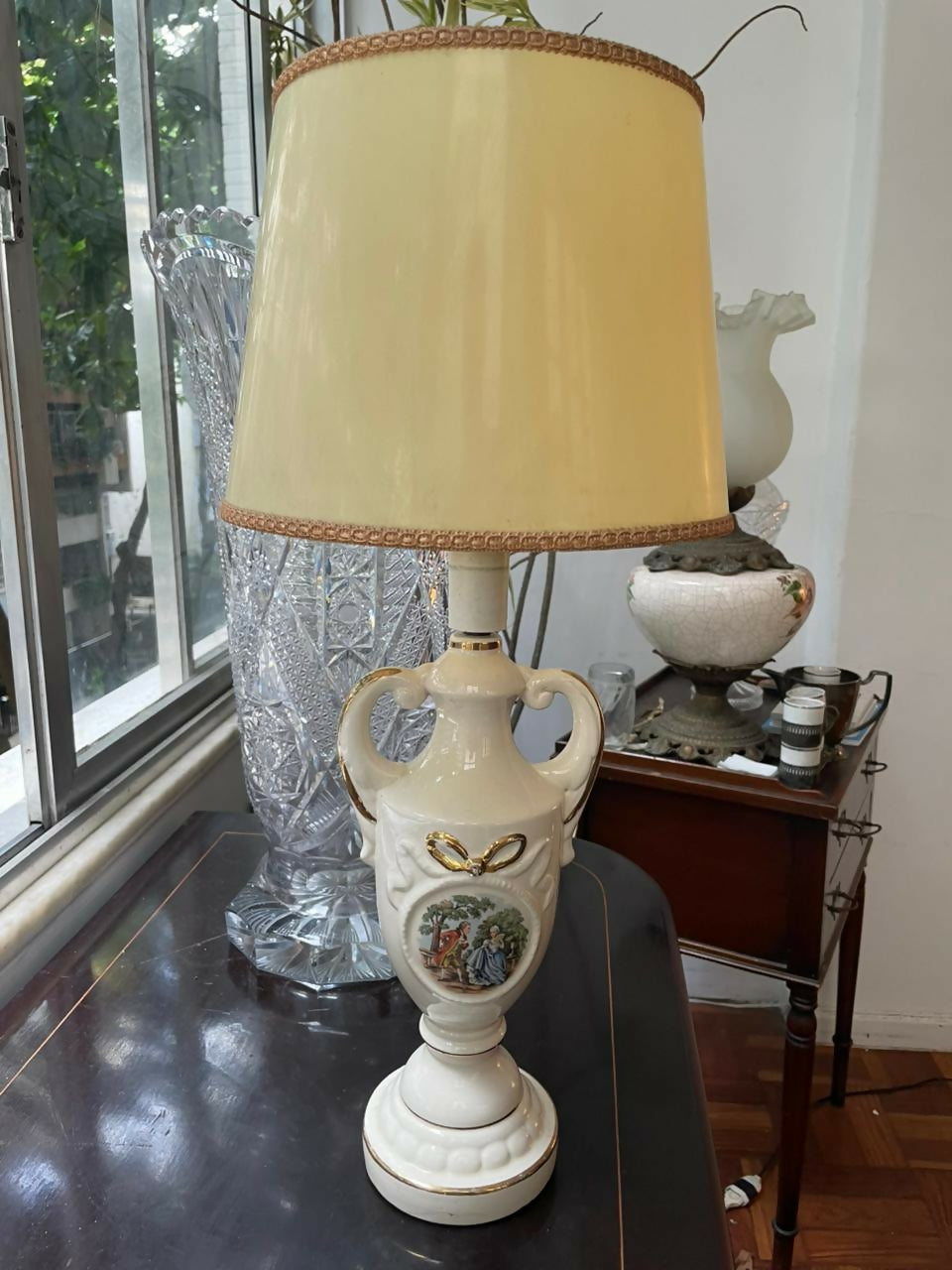 Abajur em porcelana com cena galante e douração