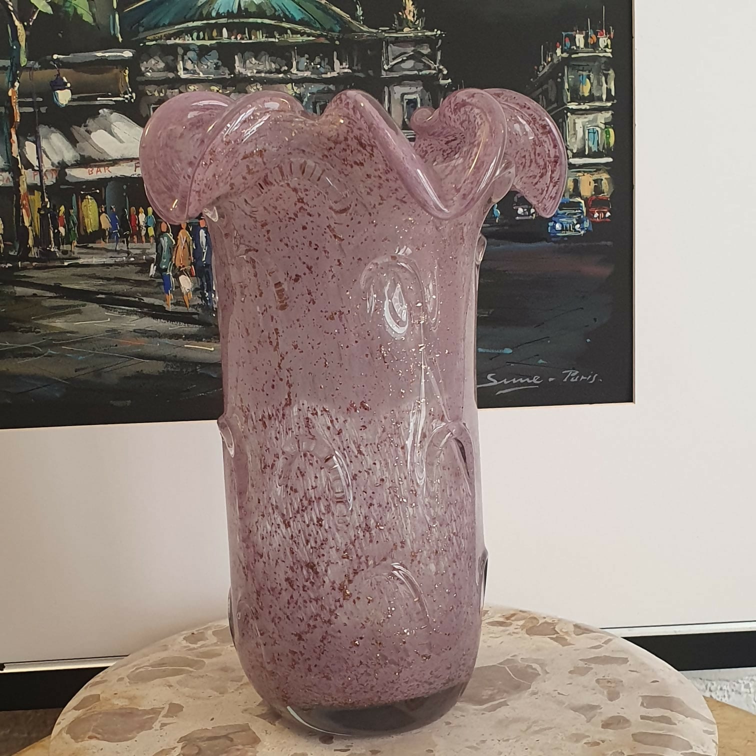 Vaso em vidro Murano Malva, decorado com partículas de ouro com relevos e borda ondulada. Perfeito estado!