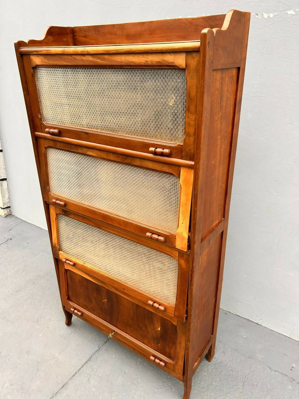 Livreiro Basculante em Madeira e vidro texturizado (restaurado)