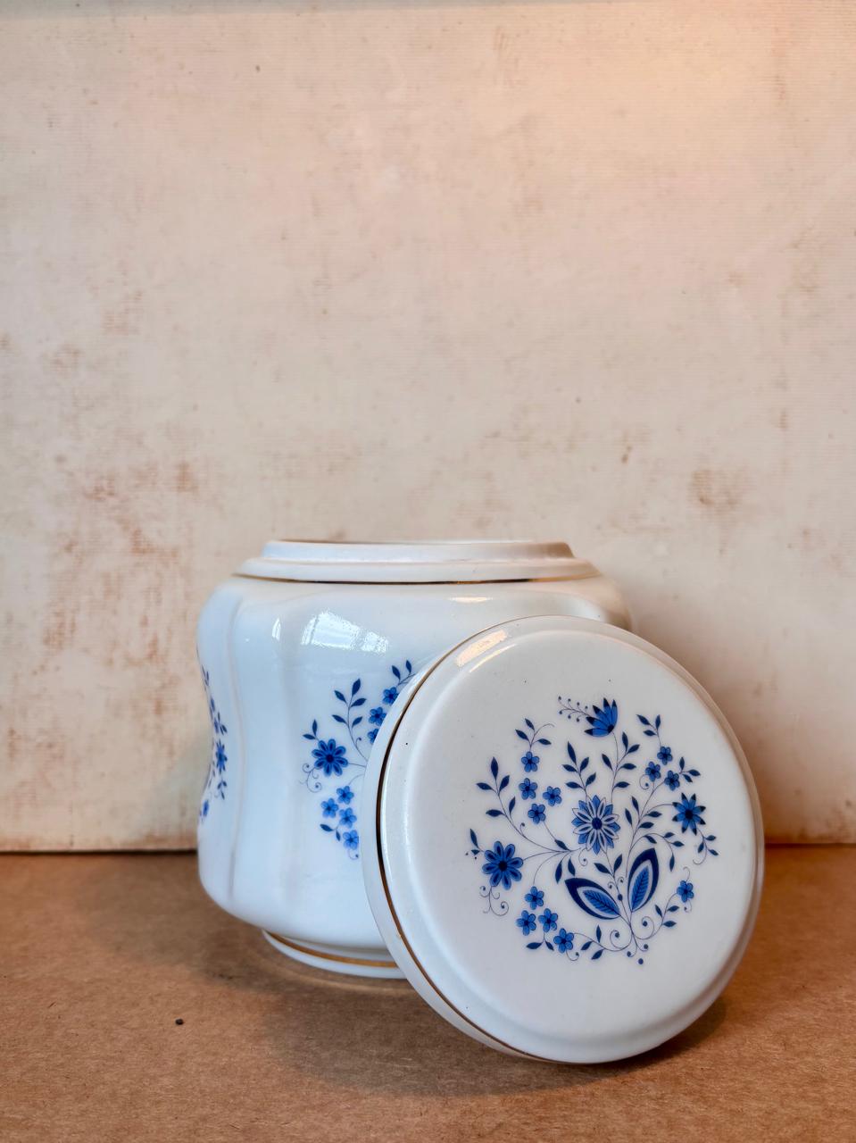 Potiche Porbrás em porcelana com flores azuis e tampa (DMCPS_707)