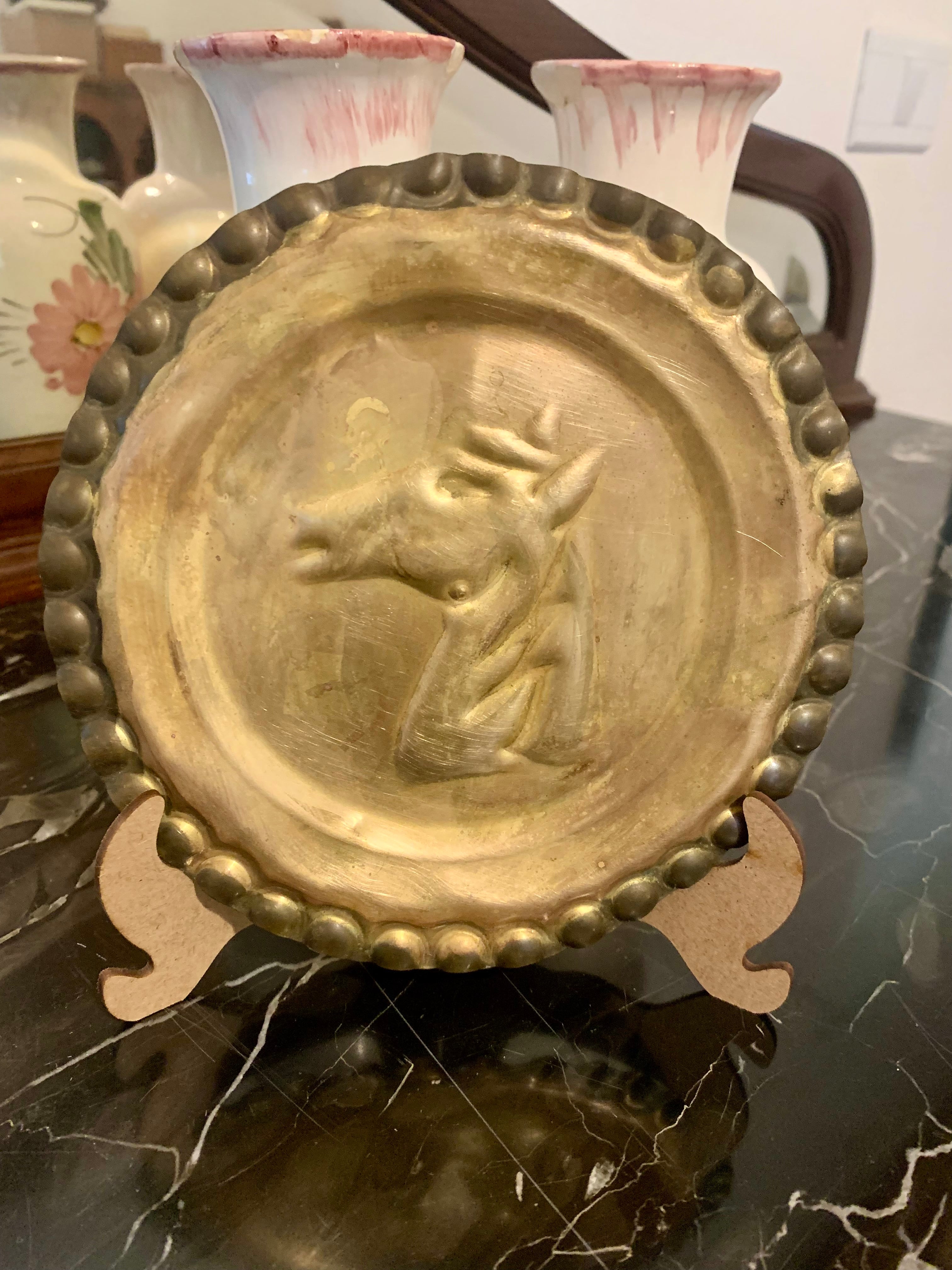 Bela placa ou prato decorativo com cabeça de cavalo