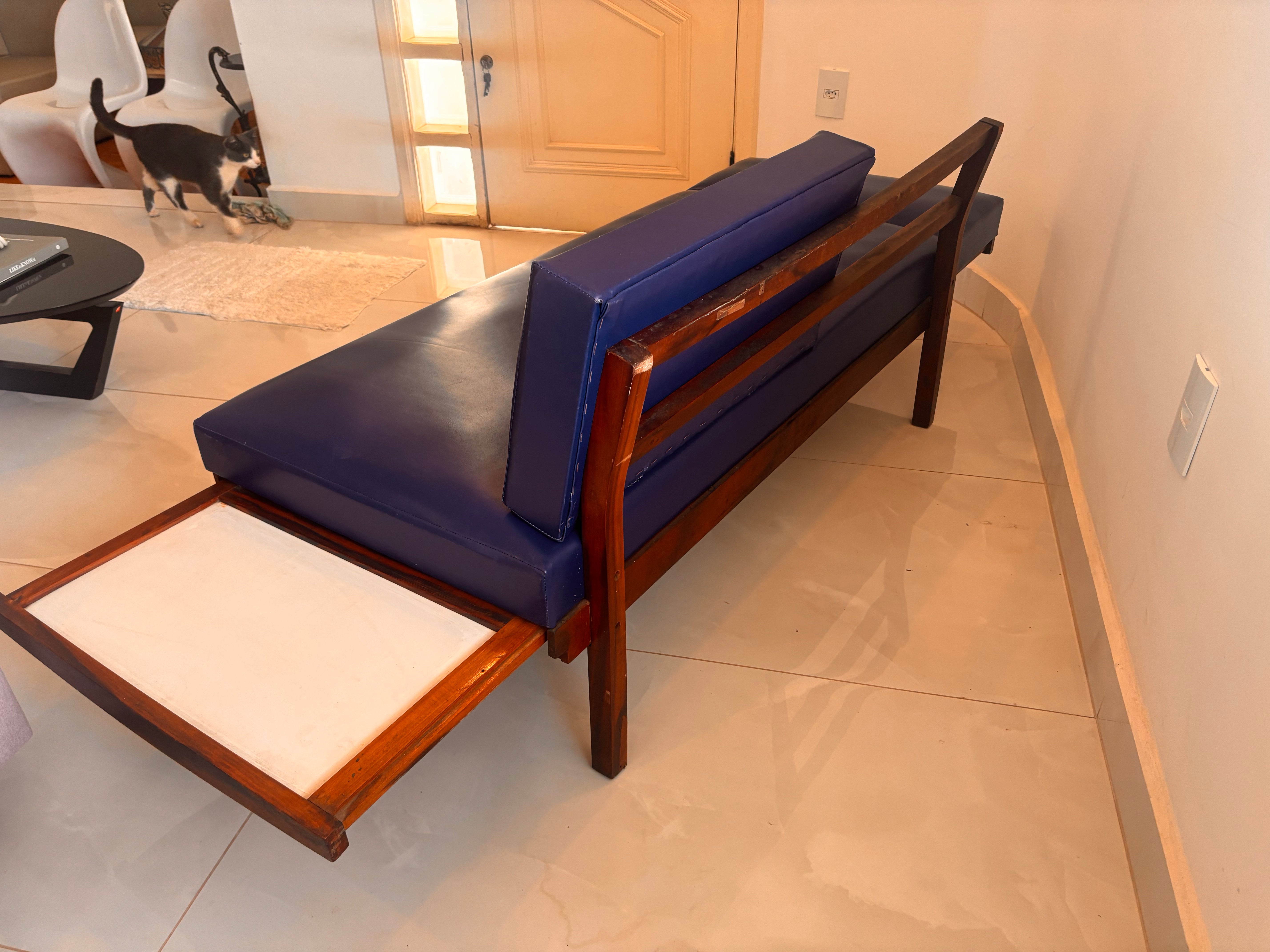 Sofá-cama Gelli clássico de dois lugares da Móveis Gelli em courvin azul escuro - 1960
