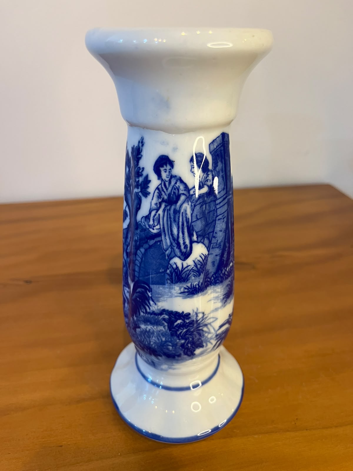 Castiçal em porcelana azul e branca com cena oriental – 22,5 cm