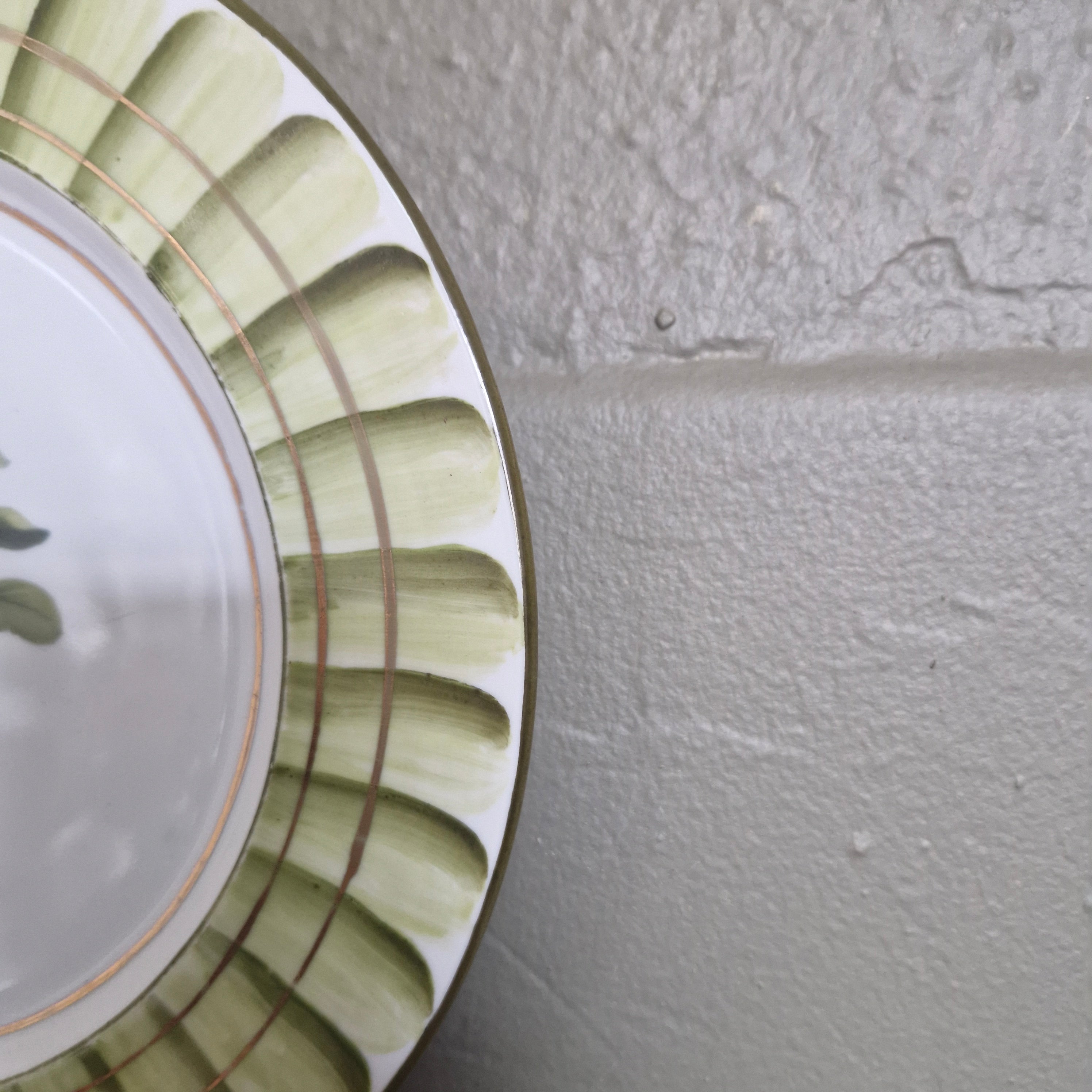 Prato Porcelana Decorativo com pintura de Planta 