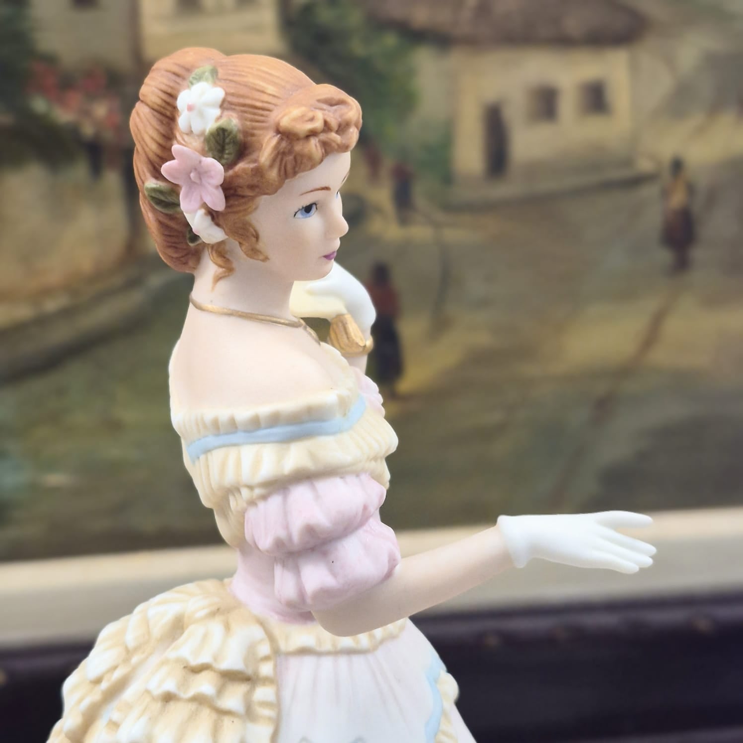 Escultura em porcelana (porcelana fina, texturizada com acabamento fosco do tipo biscuit) da clássica e linda " The Belle of the Ball" produzida pela estadounidense Lenox.
