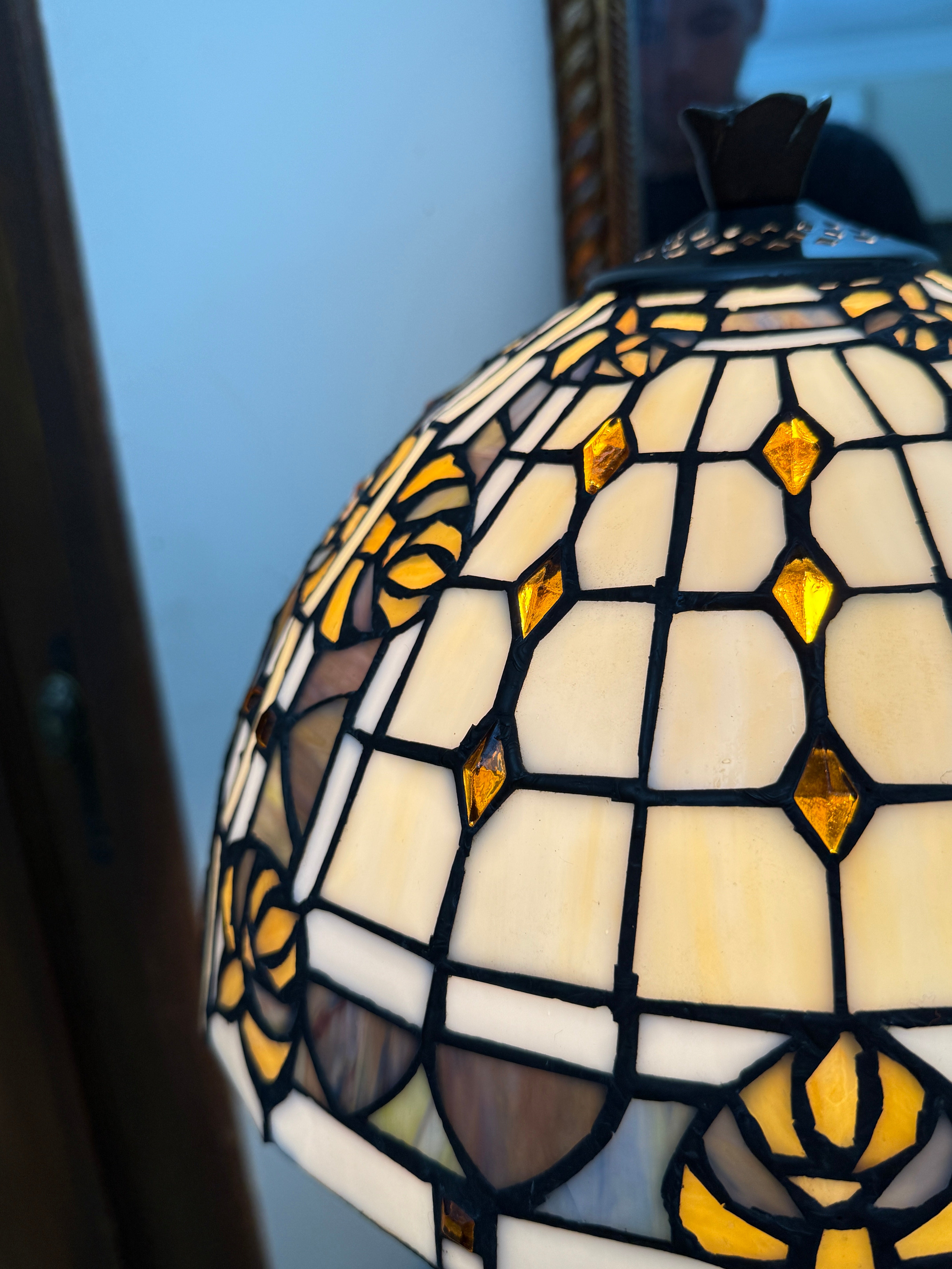 Belissimo abajur Tiffany em marrom e amarelo 