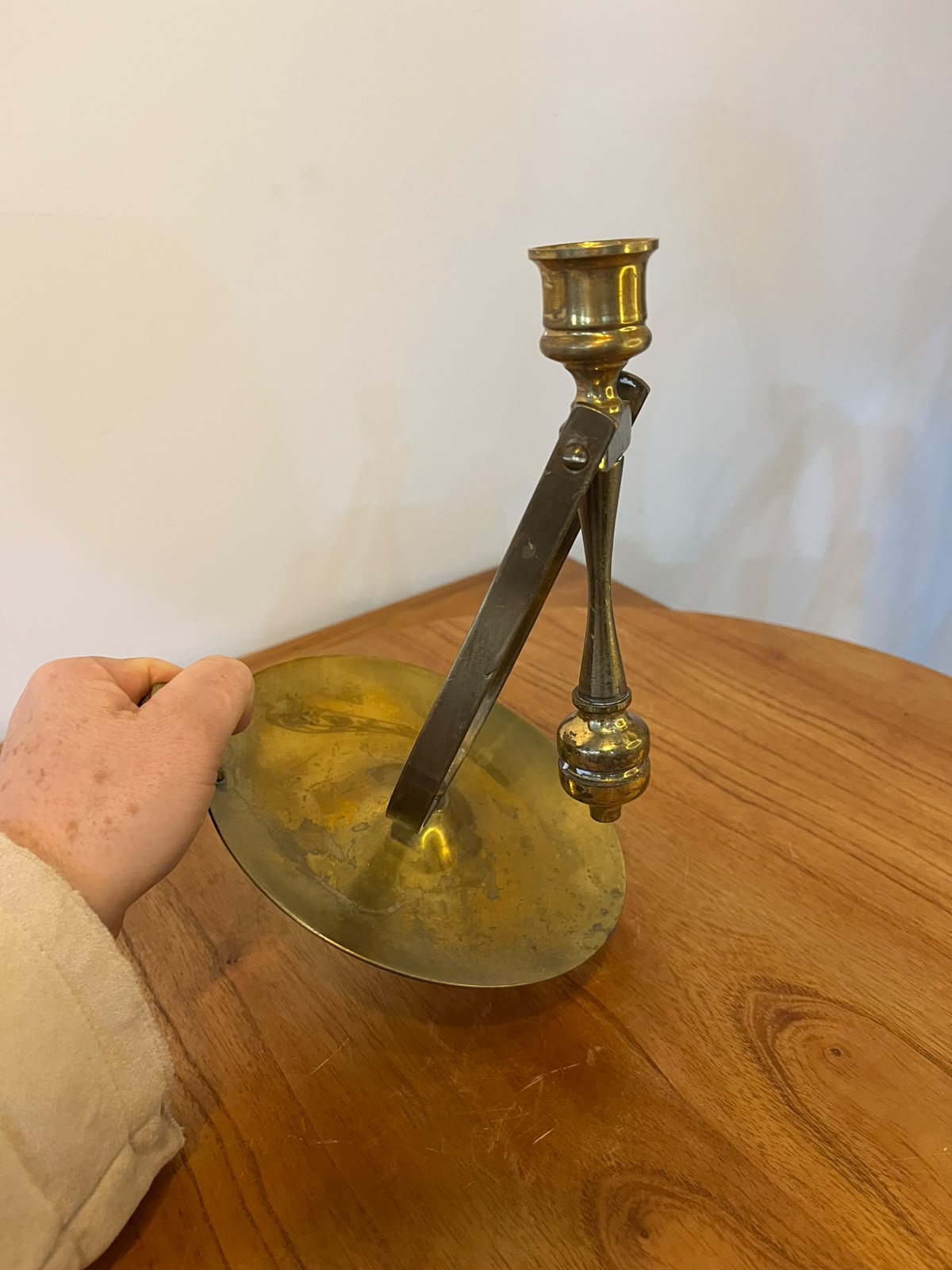 Castiçal de câmara antigo em latão dourado com estrutura articulada – 21 cm