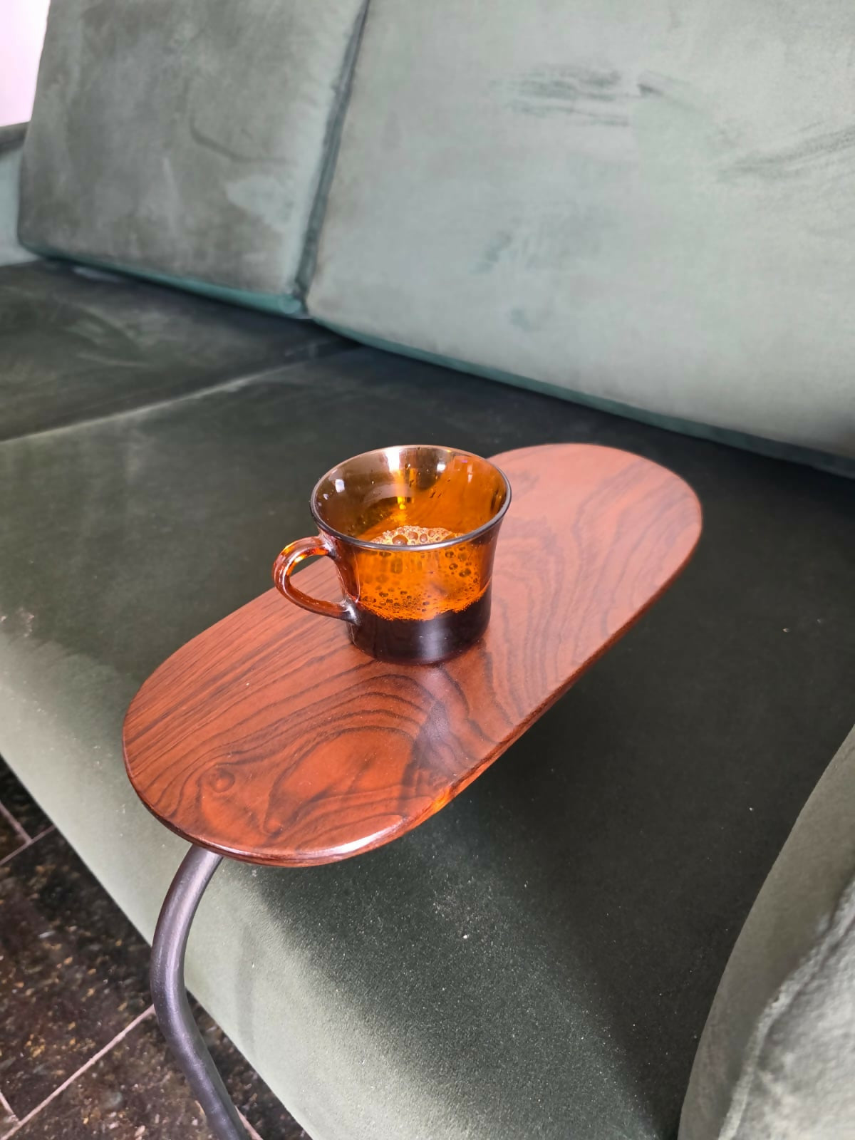 Mesa canto/café em ferro com tampo em imbuia maciça.