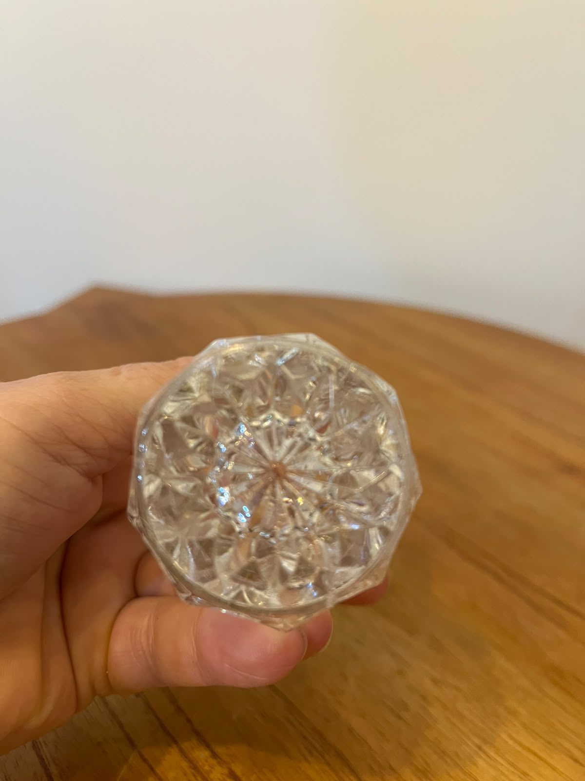 Mini vaso solitário em cristal lapidado com motivos geométricos – 8 cm