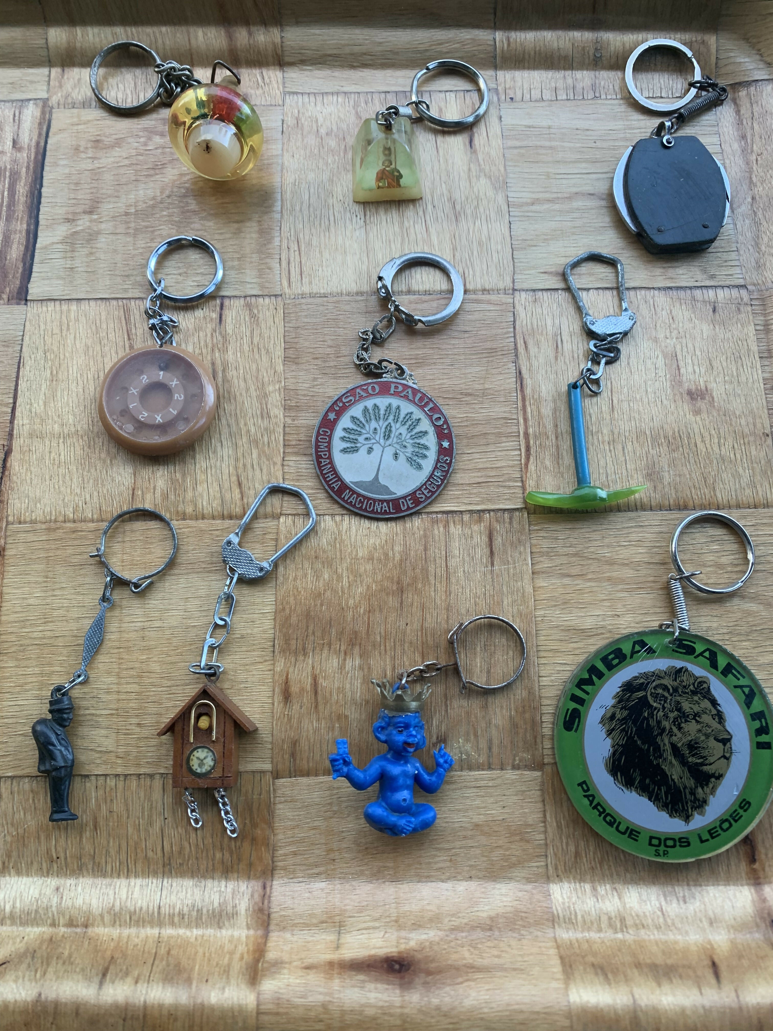 Conjunto de 10 chaveiros antigos