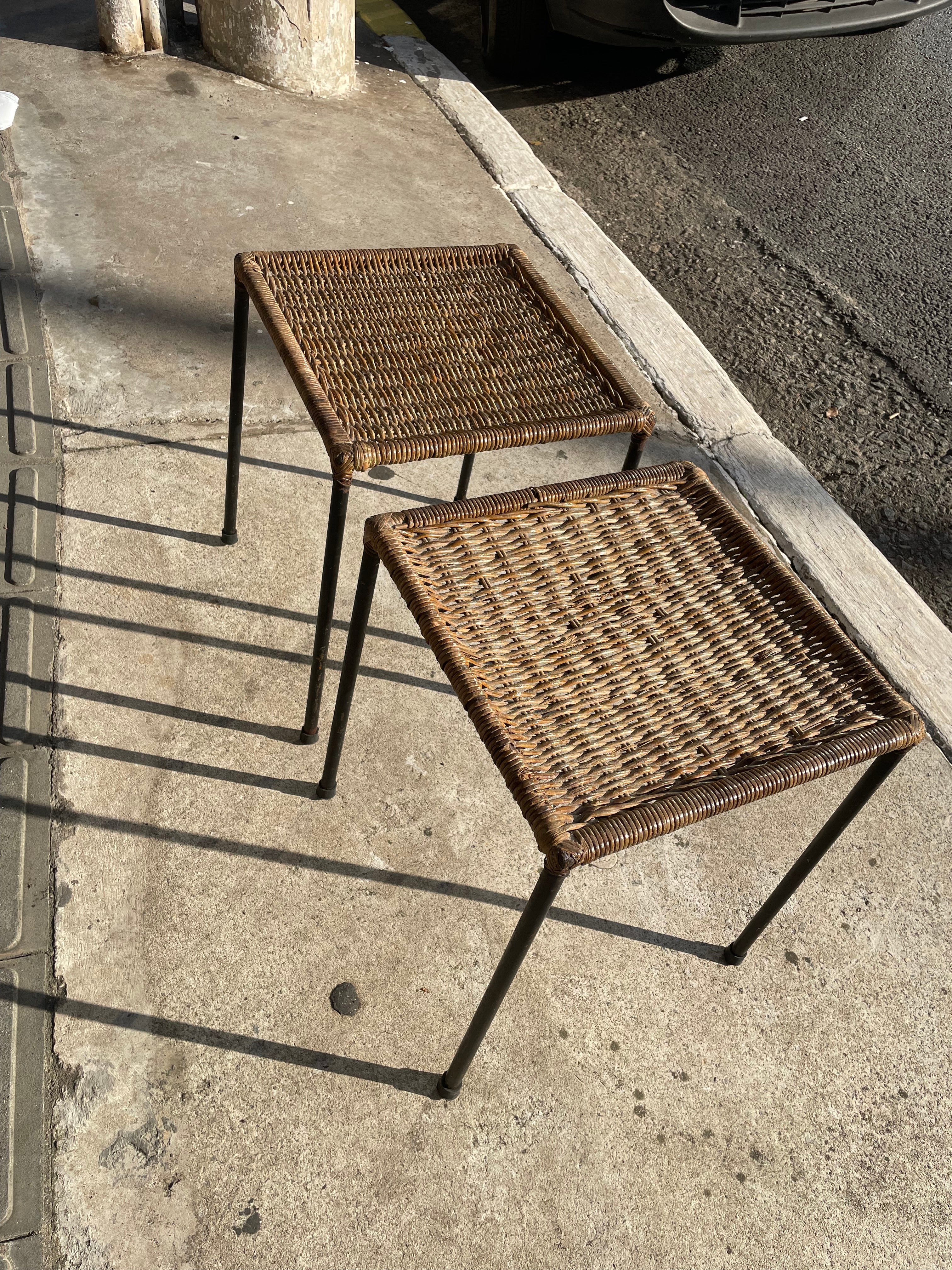 Par de bancos quadrados em metal e junco - designer Carlo Hauner