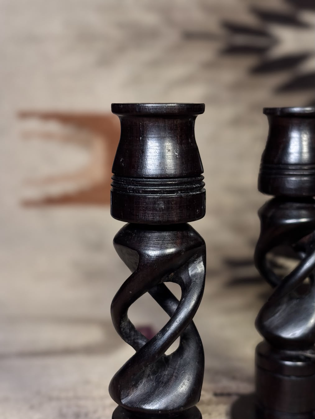 Par de castiçais africanos esculpidos à mão, segunda metade do século XX