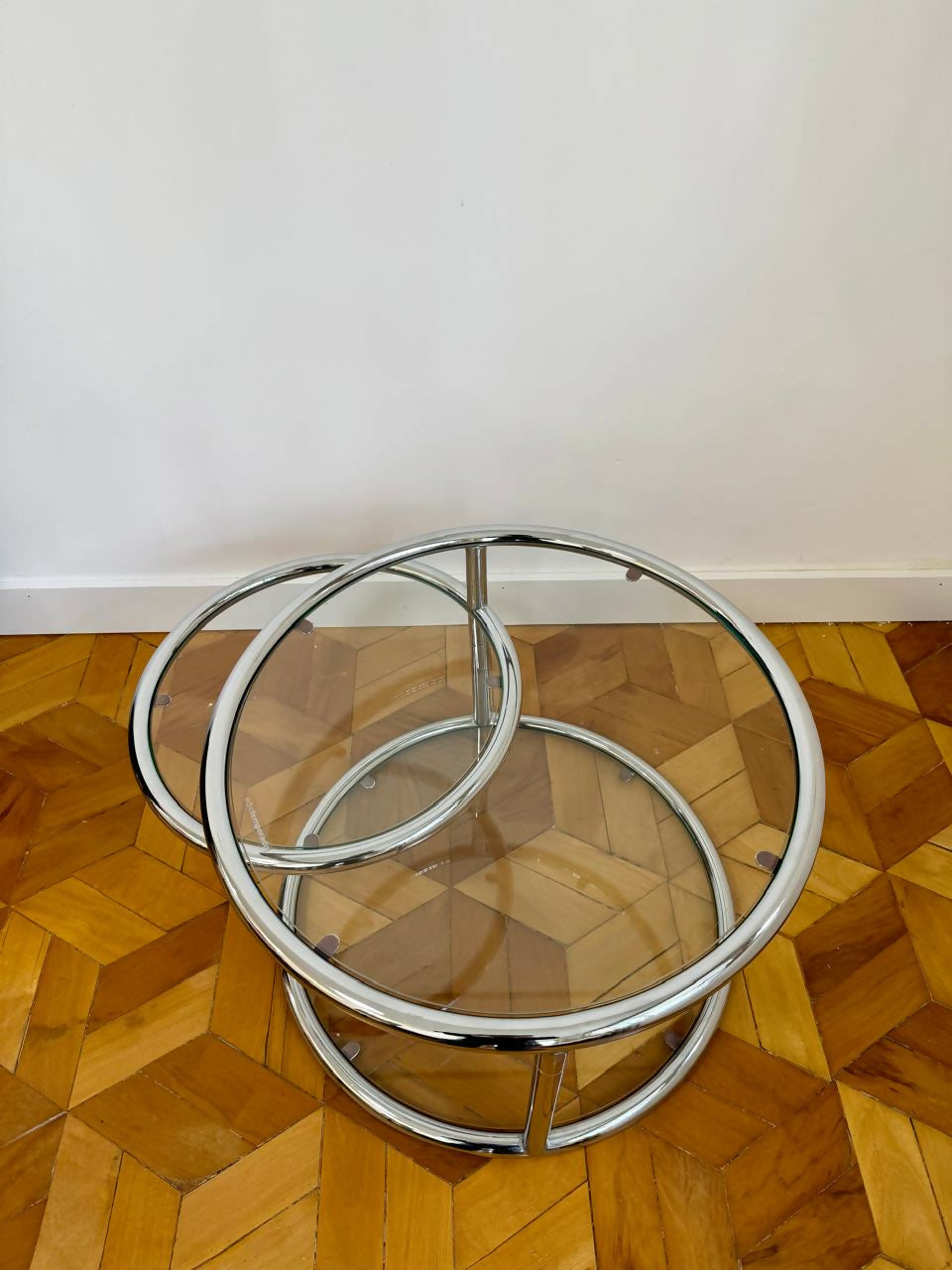 Linda mesa com estrutura tubular cromada, desenho circular.