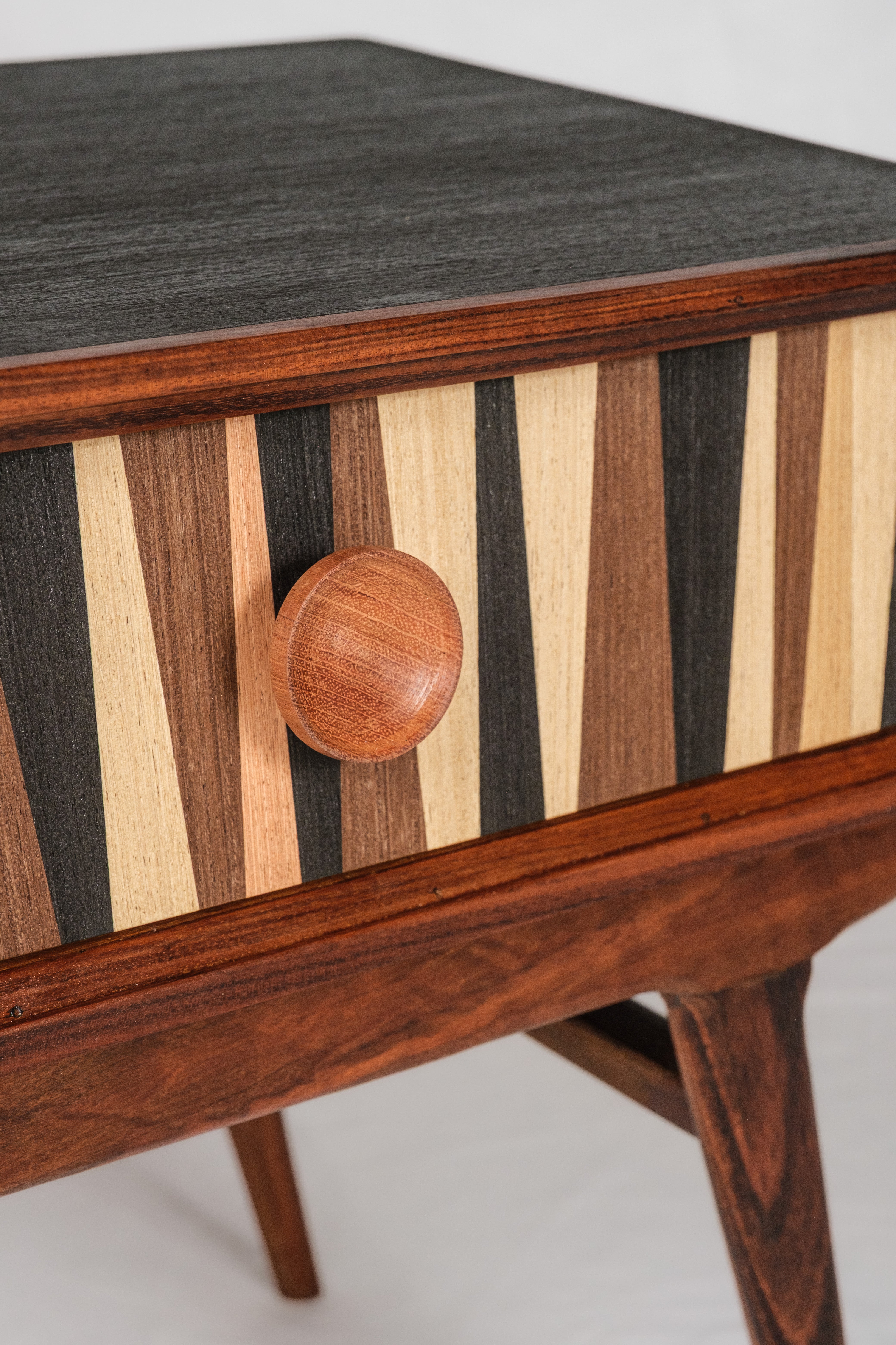 Mesa de Cabeceira Vintage com Marchetaria Geométrica e Ébano – Aurora