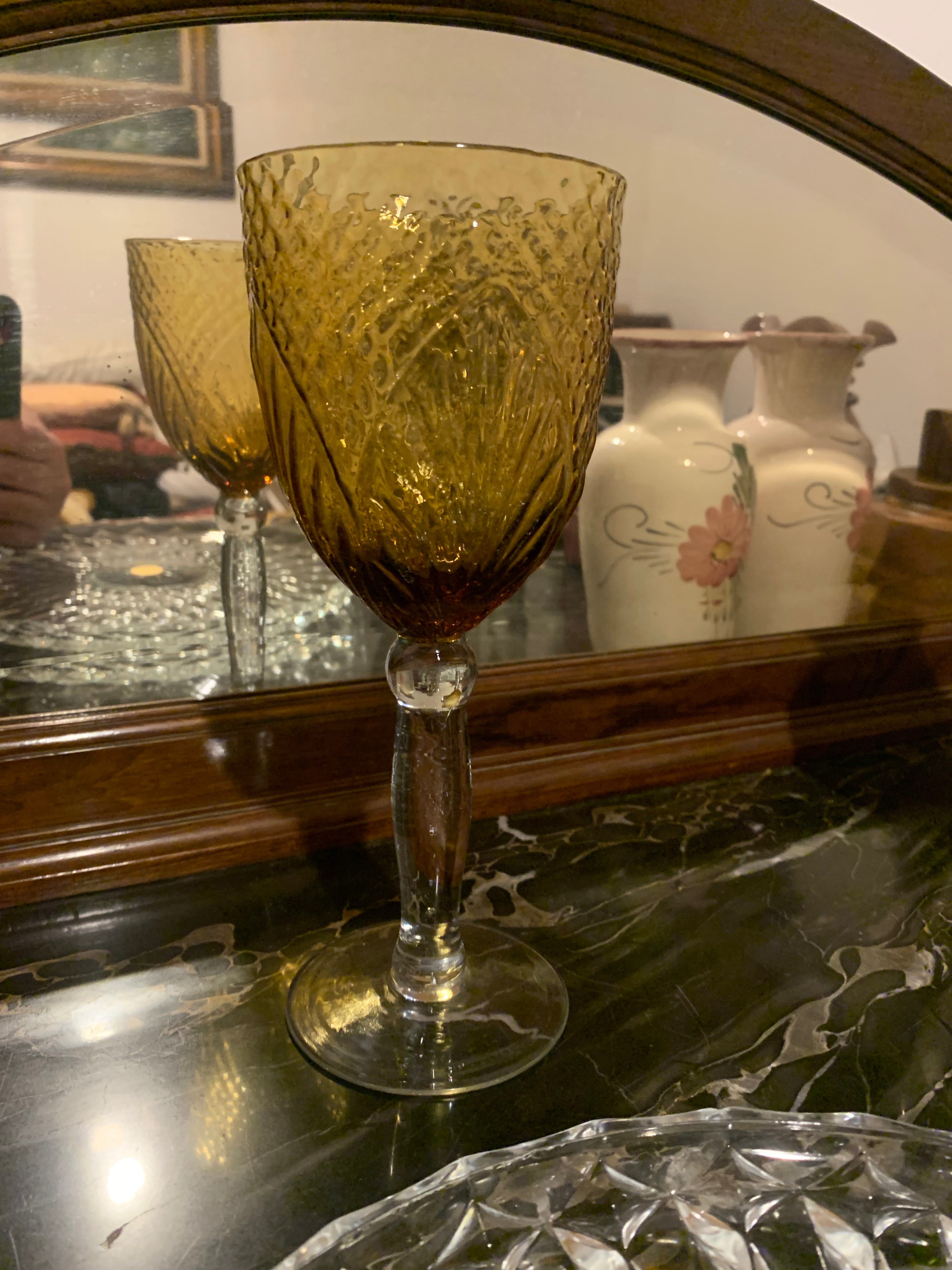 Taça solteira grande e antiga em vidro âmbar texturizado