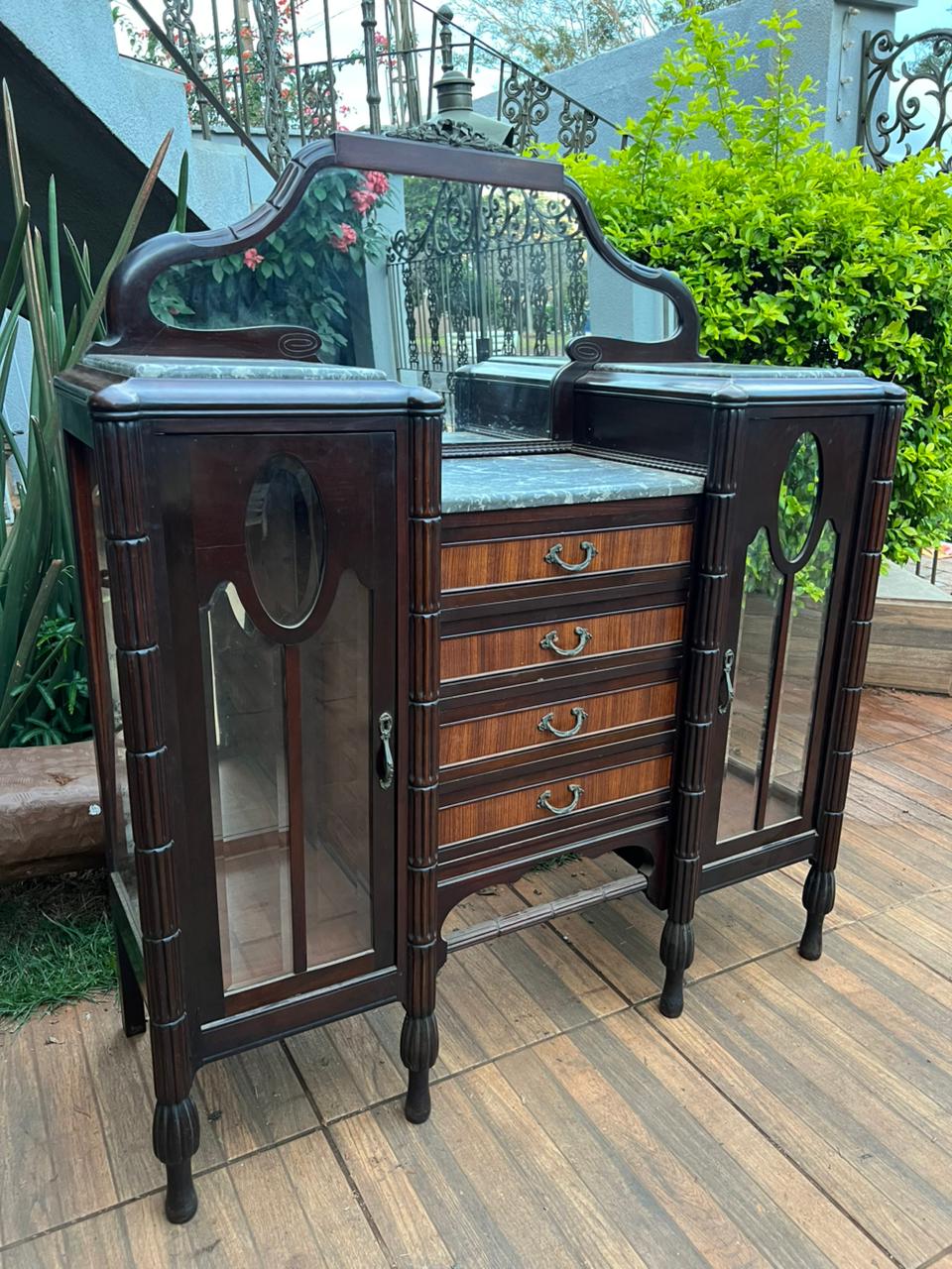 Cristaleira Antiga Art Deco com tampo triplo em mármore Francês e portas em cristal bisotado