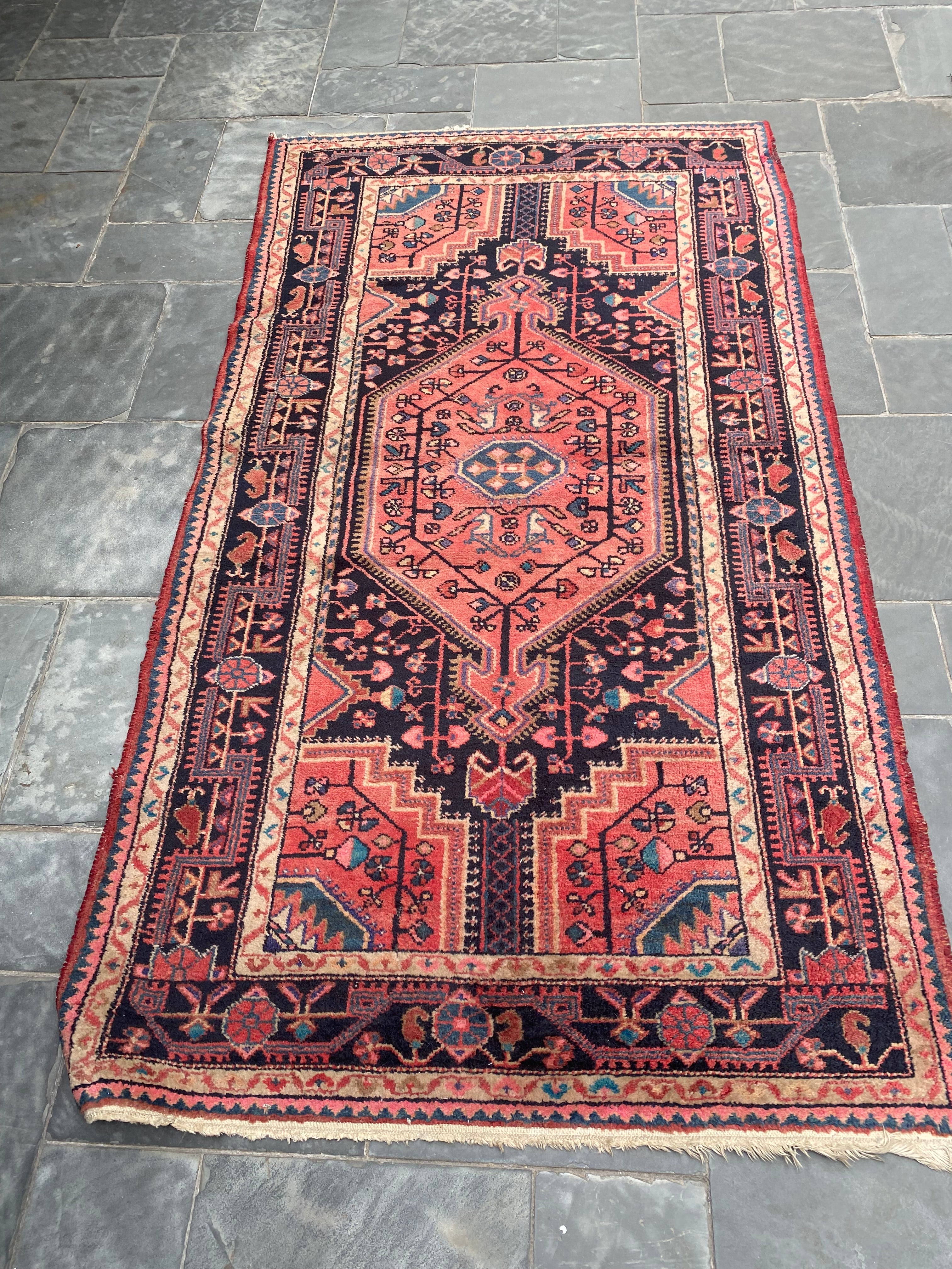 Tapete Iraniano Elegante em tons avermelhados 