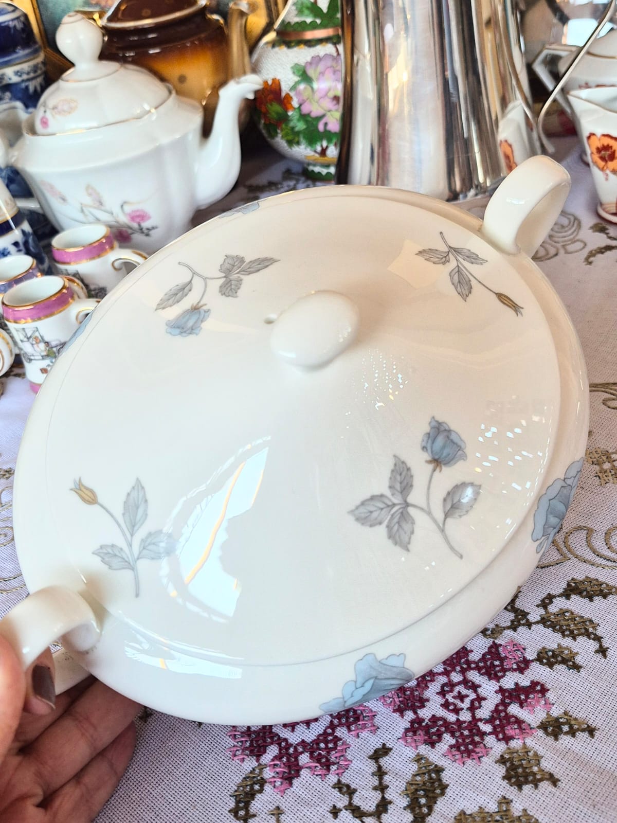 Terrina lindíssima e perfeita em porcelana Fine Bone China inglesa Wedgwood,  padrão Ice Rose. Produzida entre 1962 e 1974. Impecável!