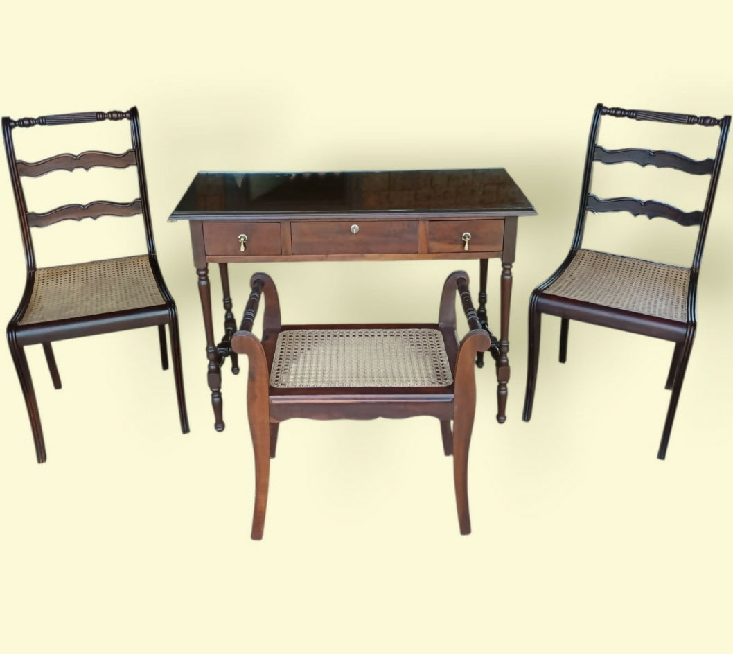 Conjunto Aparador em Palhinha + 2 cadeiras + 1 banco