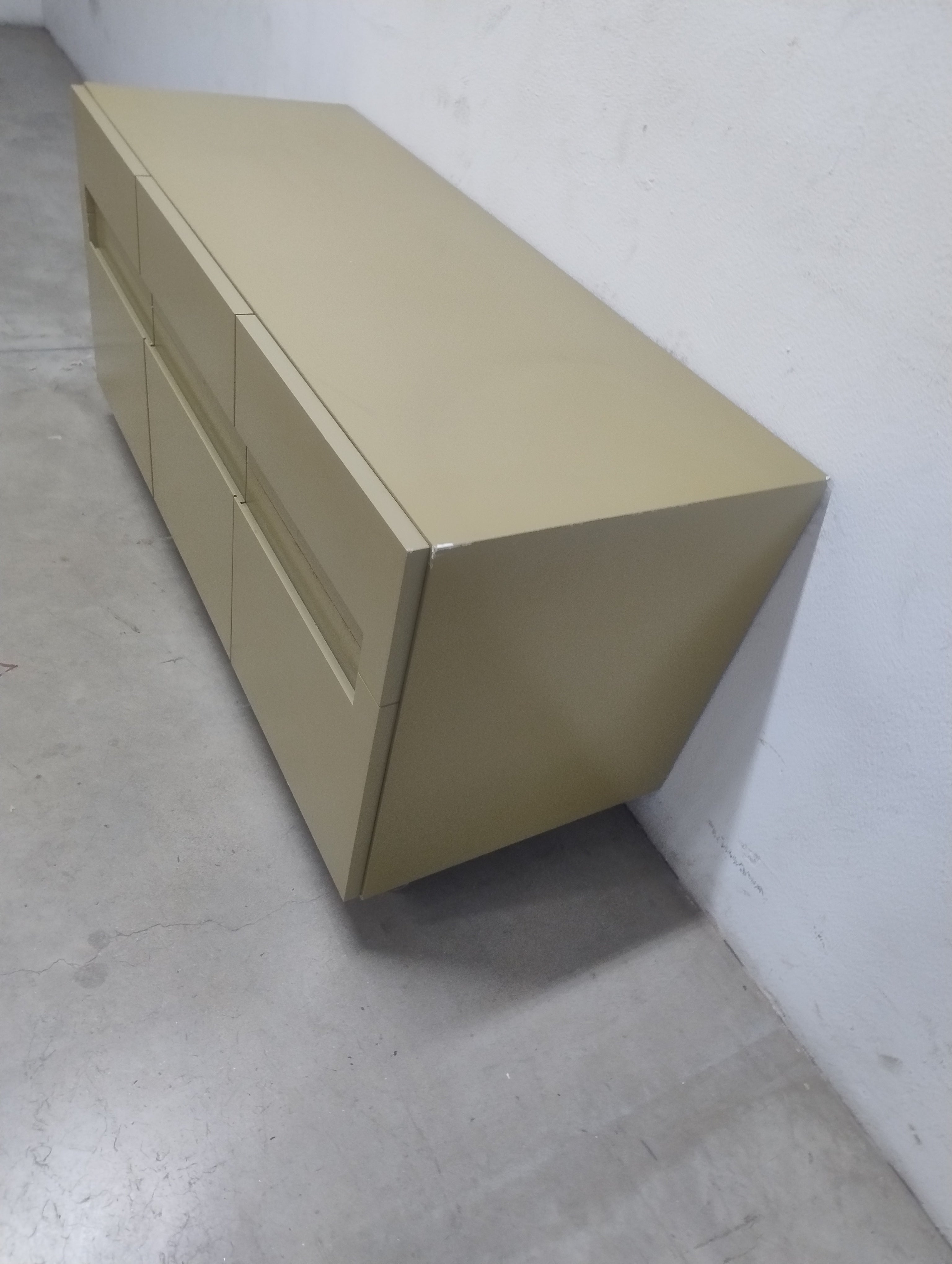 Rack / Buffet em Madeira Laqueada com Rodinhas