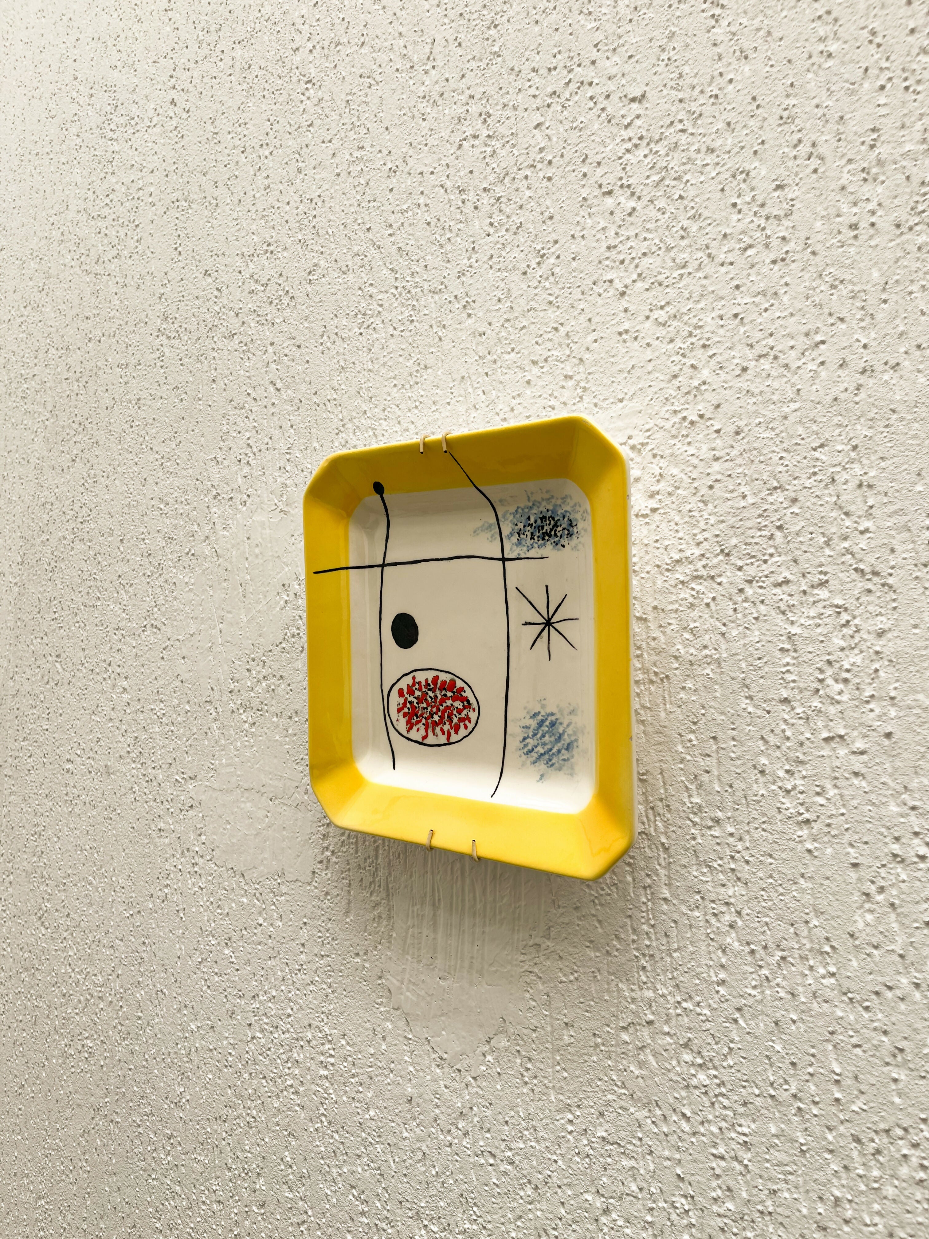 Prato de parede em porcelana Larmod Amarelo
