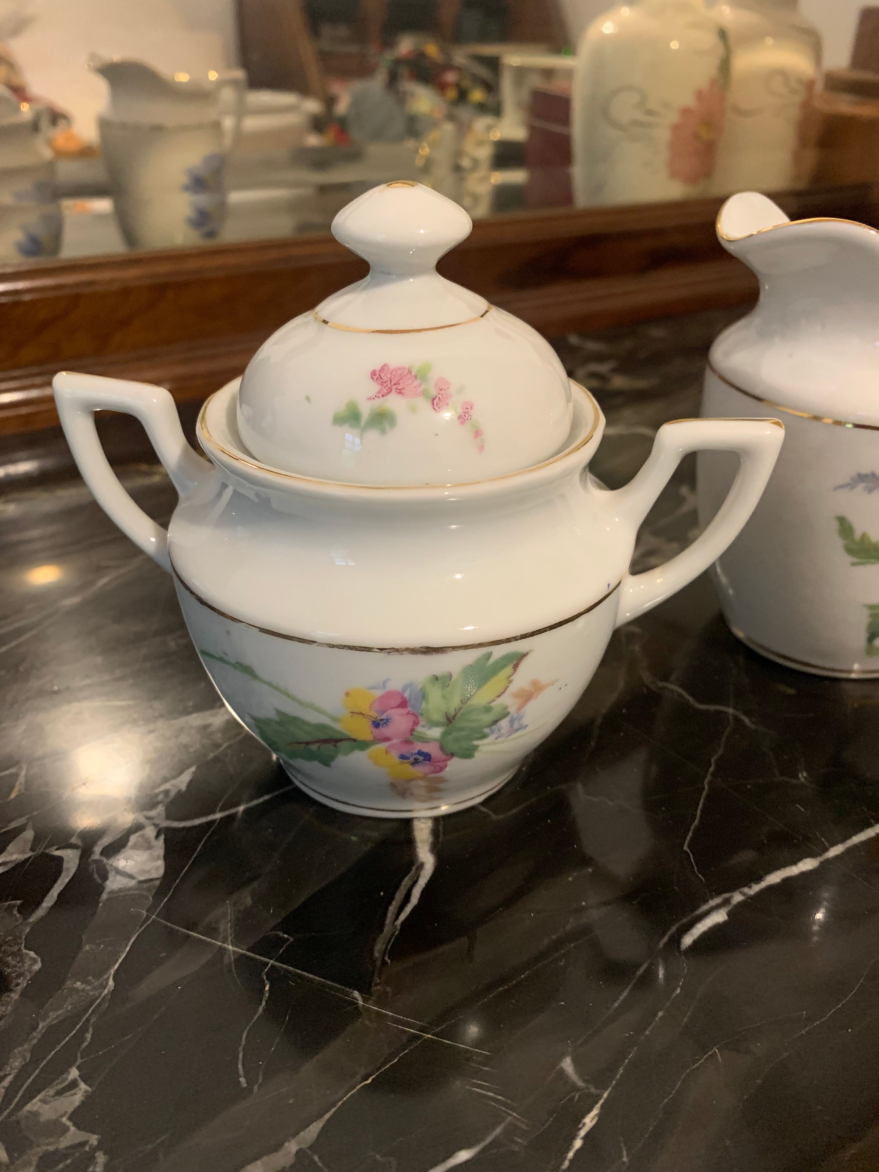 Conjunto de leiteira e açucareiro em porcelana São Pedro, dupla face