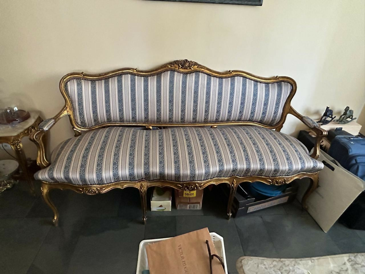 Sofa Luis XV com tecido listrado