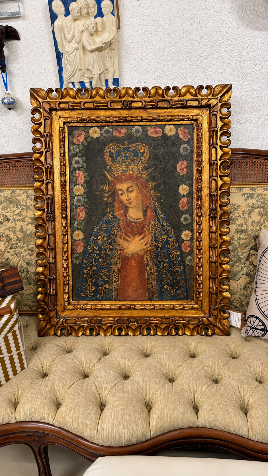 Quadro de Nossa Senhora da tradicional Escola Cusquenha em moldura dourada 
