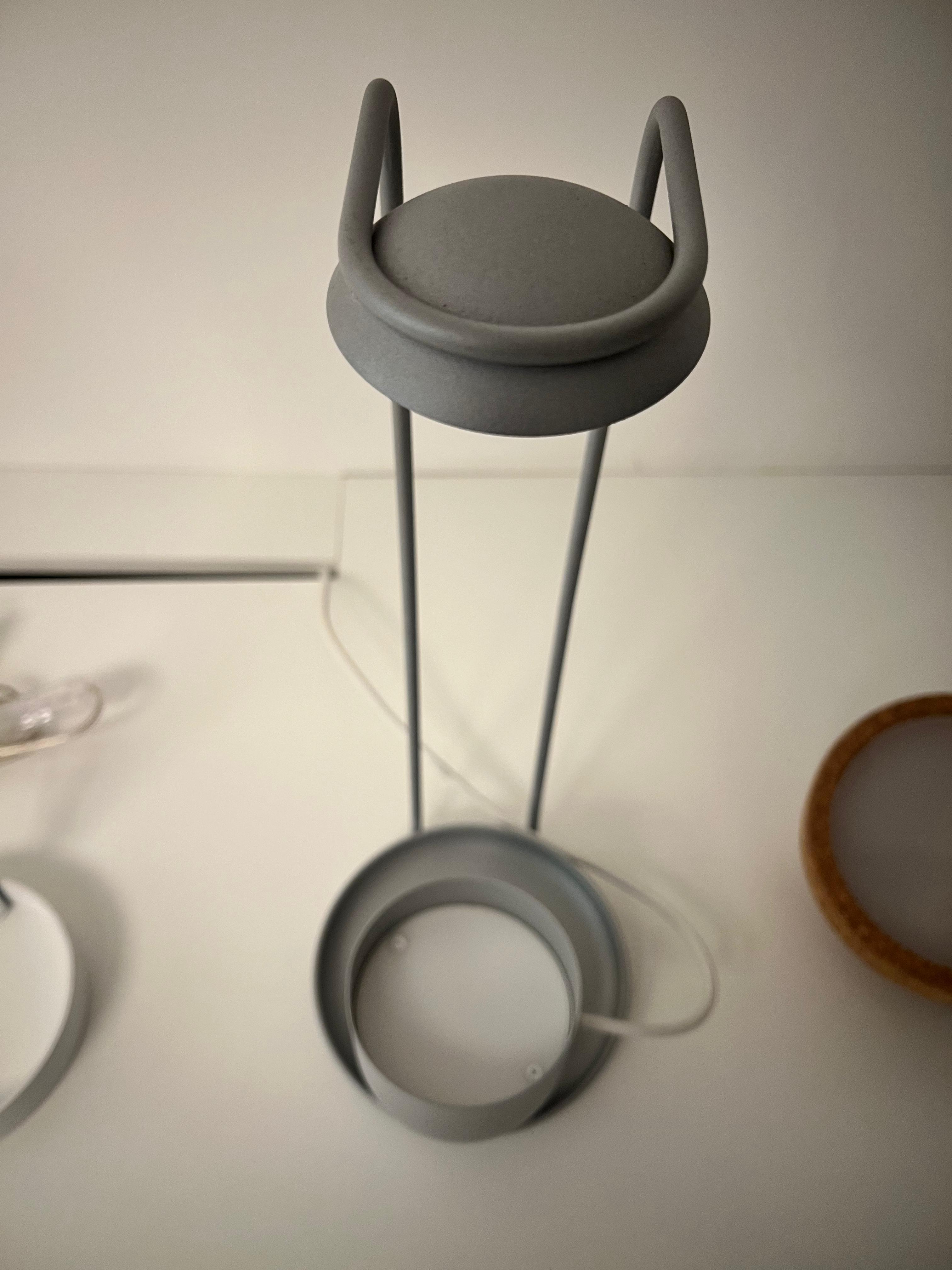 Luminária Nido de Mesa LUXION em aço 