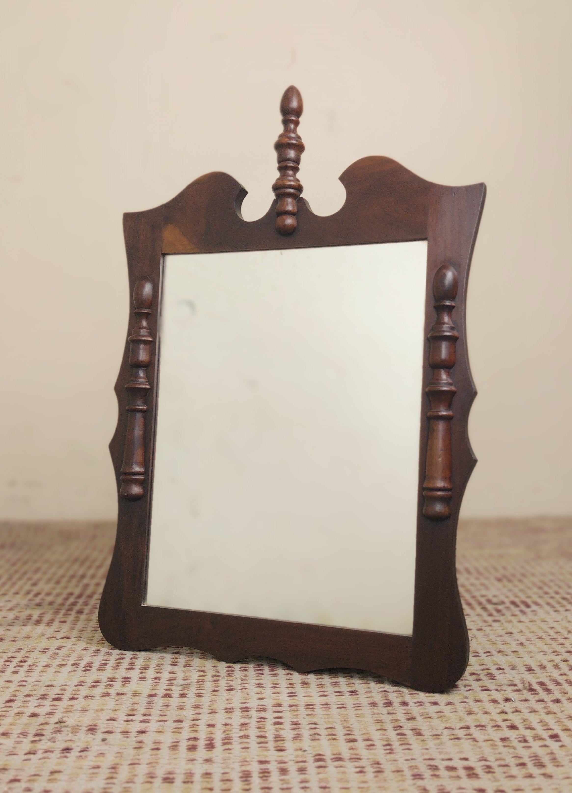 Espelho retangular anos 40 em Imbuia maciça torneada (78cm X 52cm)