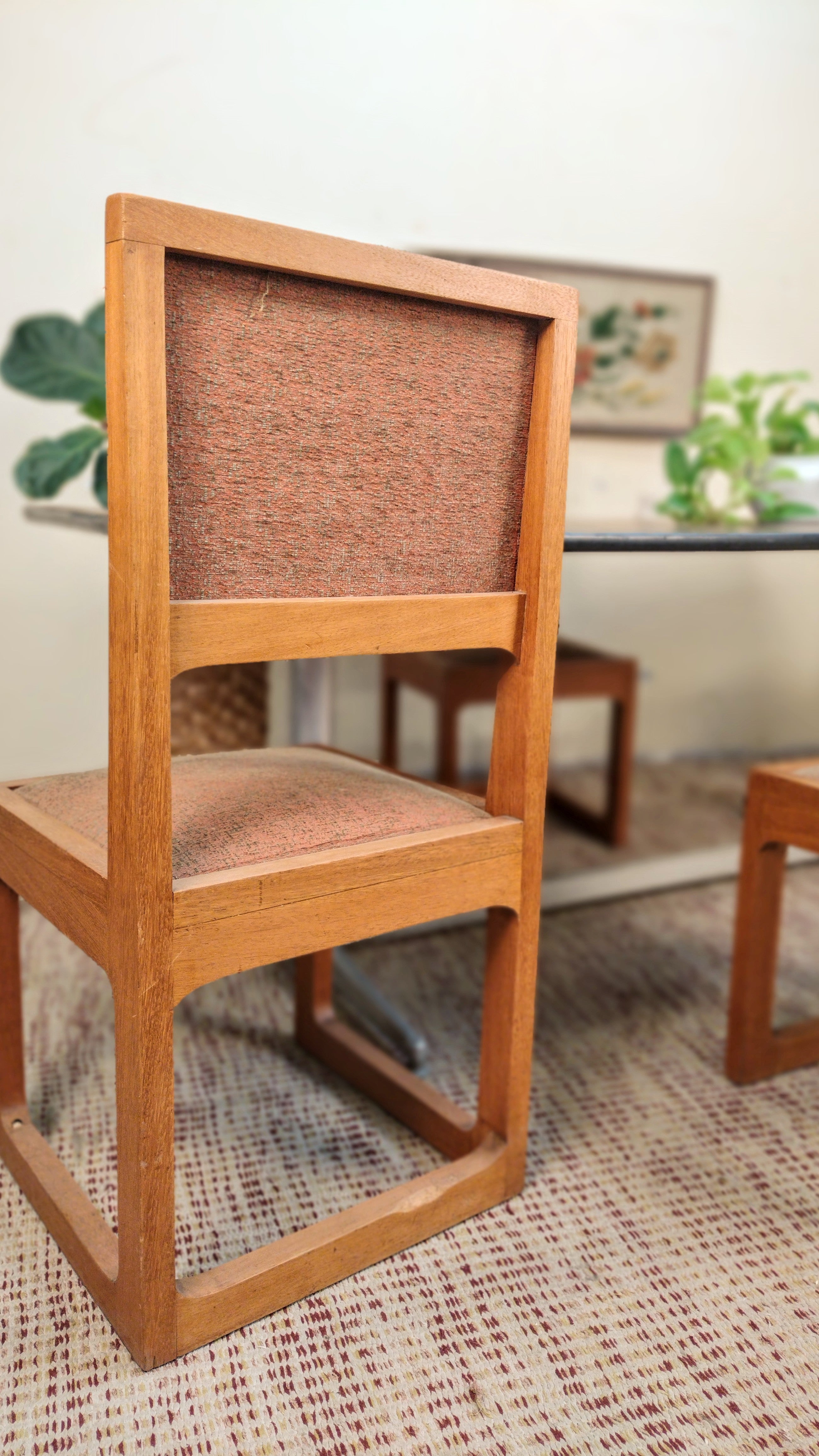 Quarteto de cadeiras quadradas anos 70 em Cerejeira e tecido texturizado