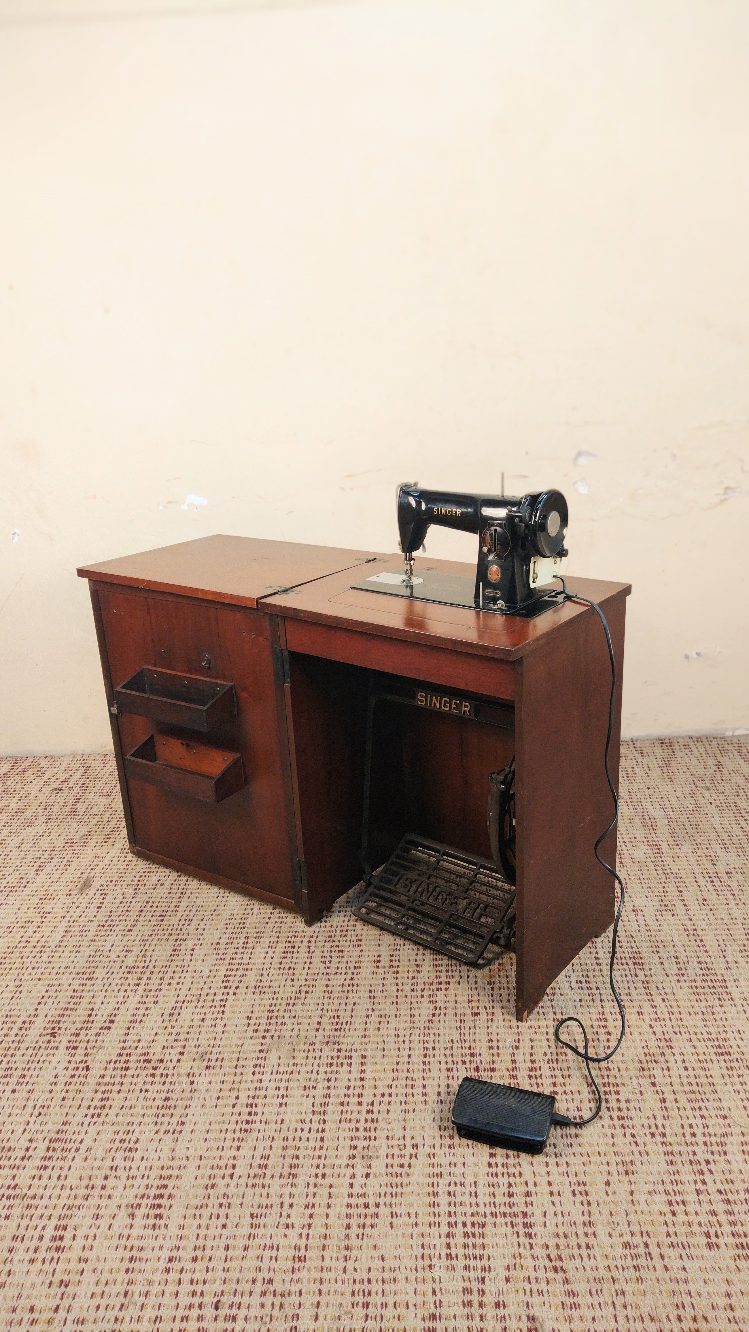 Móvel máquina de costura SINGER anos 60 em Cedro tingido