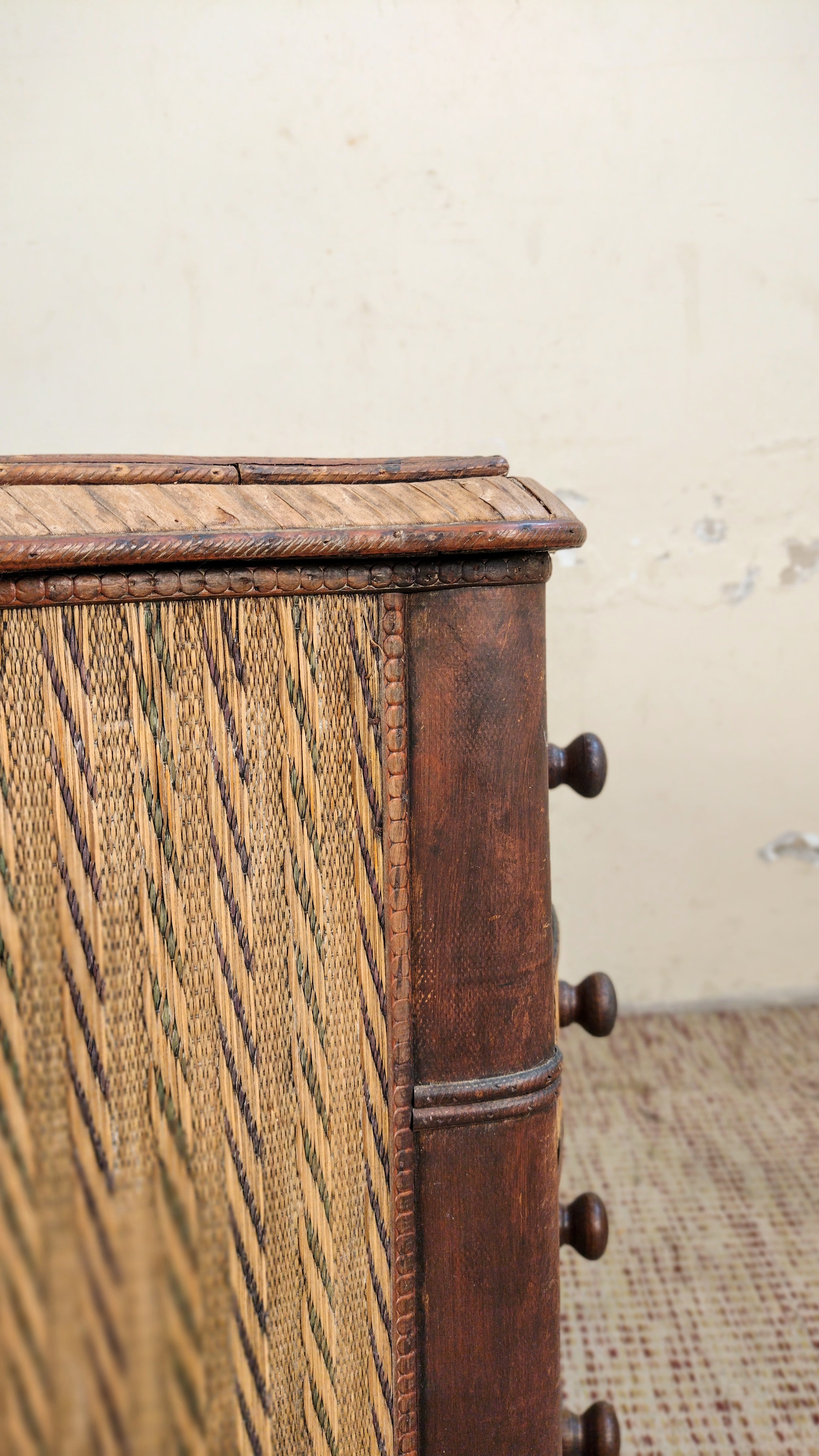 Gaveteiro compacto antigo em madeira e fibras naturais (L- 60cm)
