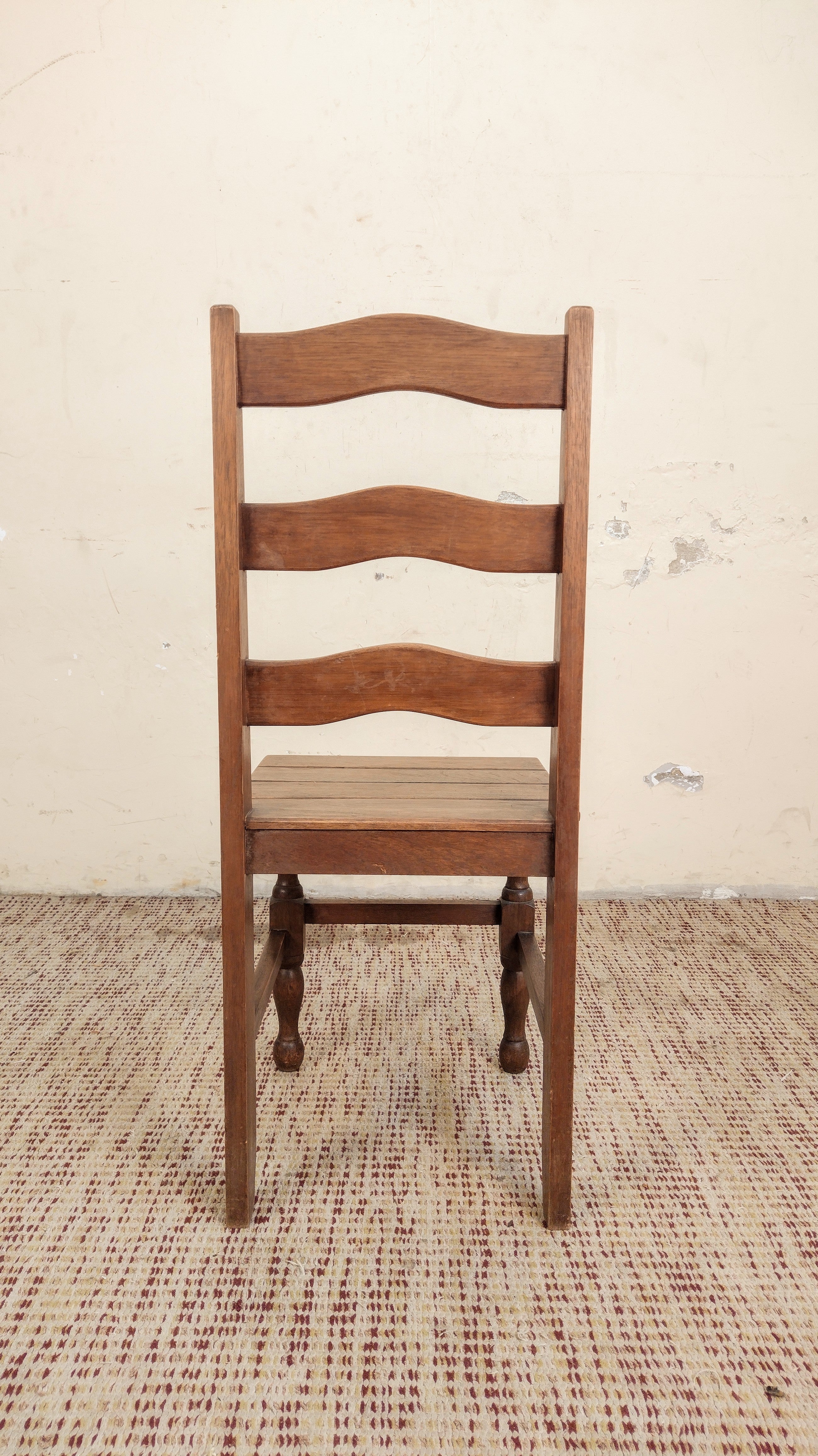 Cadeira anos 80 em madeira maciça torneada