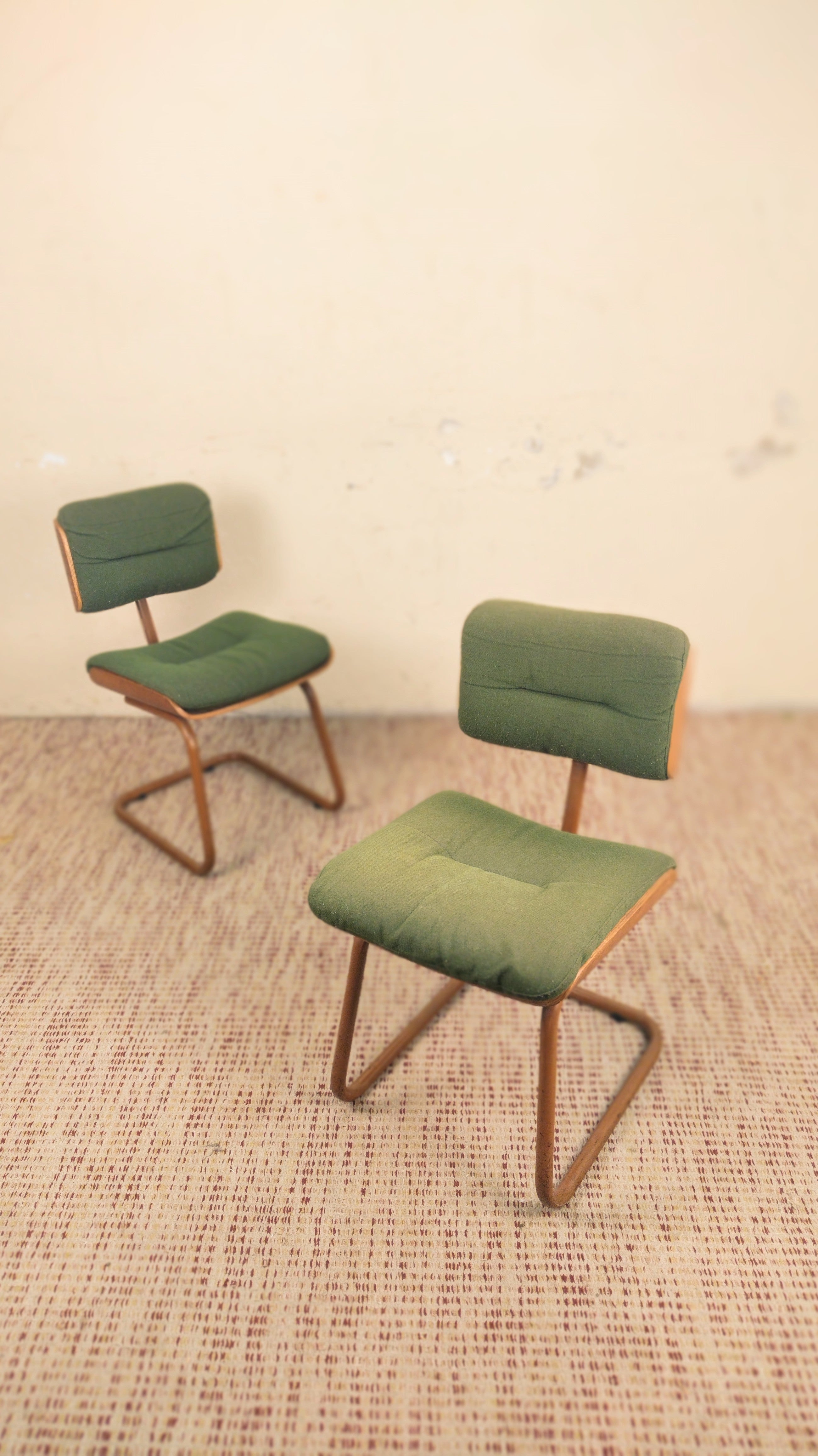 Par de cadeiras anos 90 em ferro, madeira e tecido flanelado verde