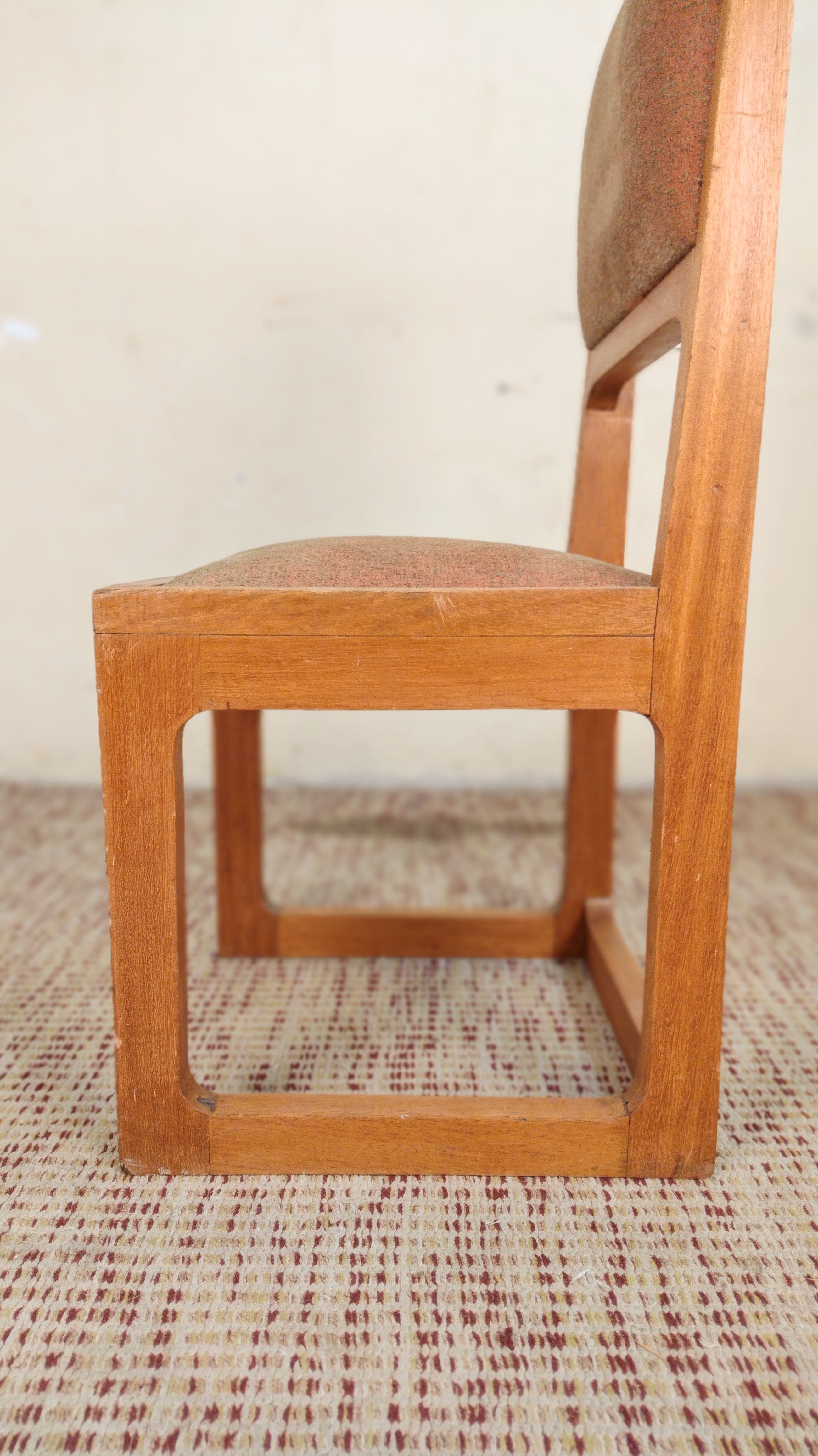 Quarteto de cadeiras quadradas anos 70 em Cerejeira e tecido texturizado