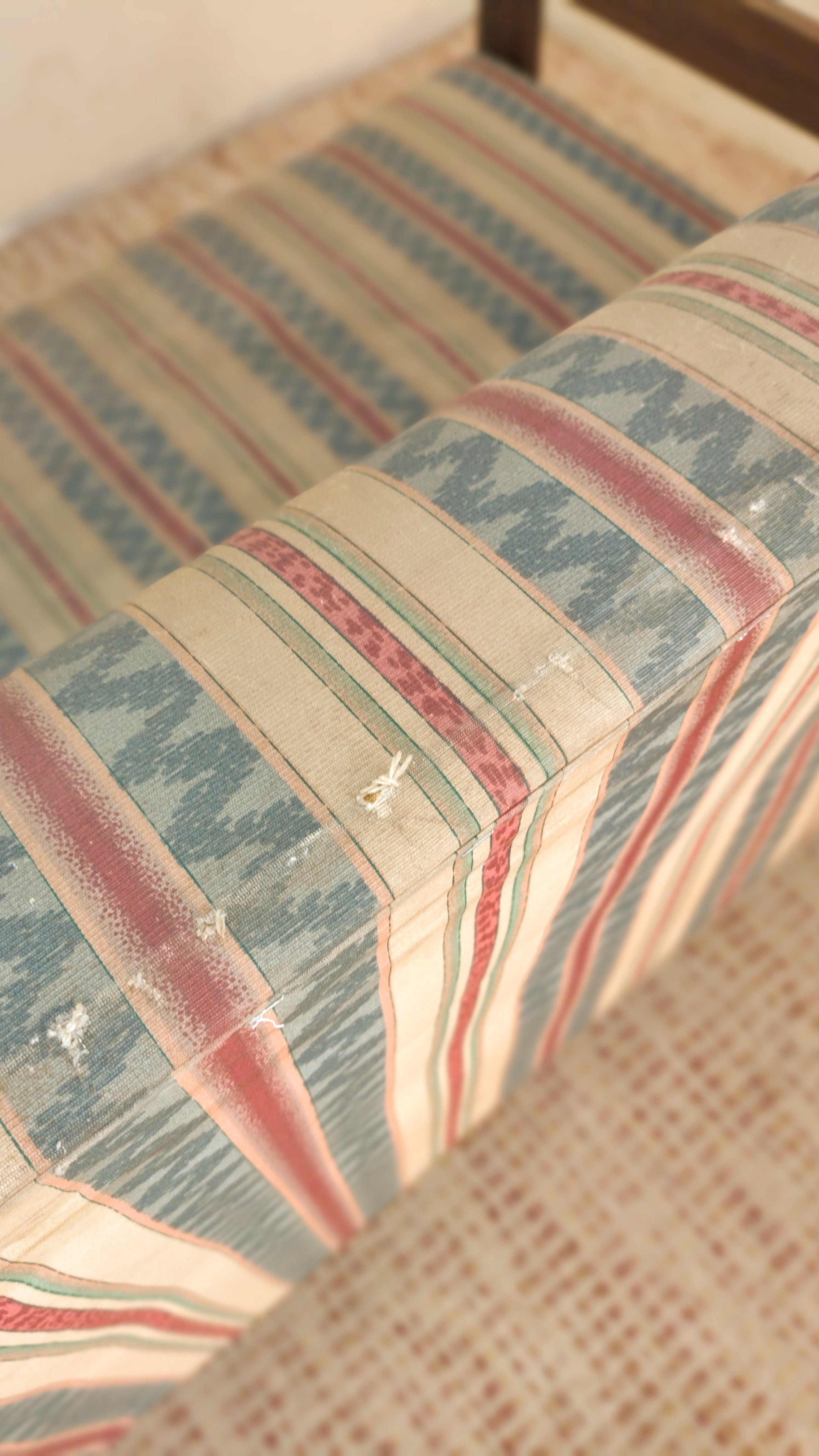 Sofá Cama anos 70 em Imbuia maciça e tecido sintético estampado (L- 195cm) - para restauro
