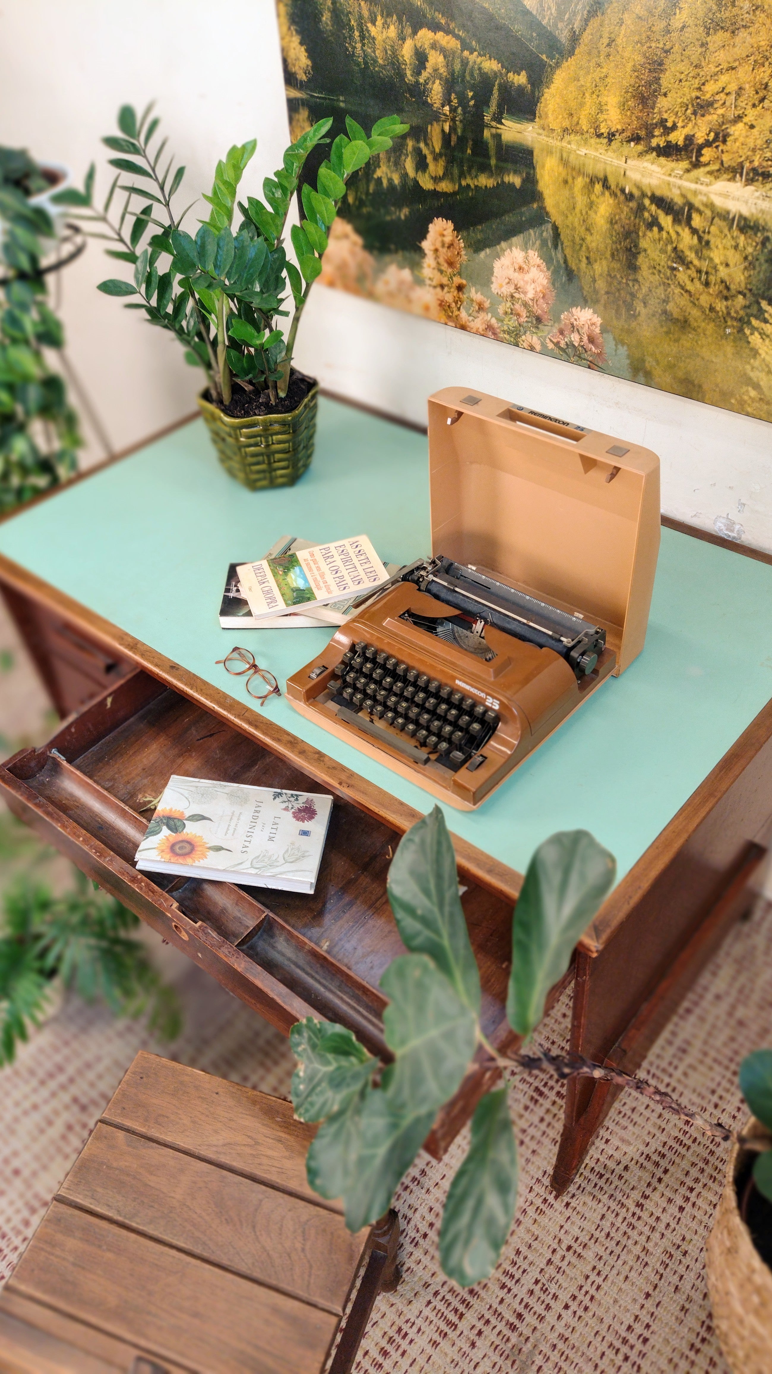 Escrivaninha anos 60 em madeira maciça e tampo com fórmica verde (L- 128cm)