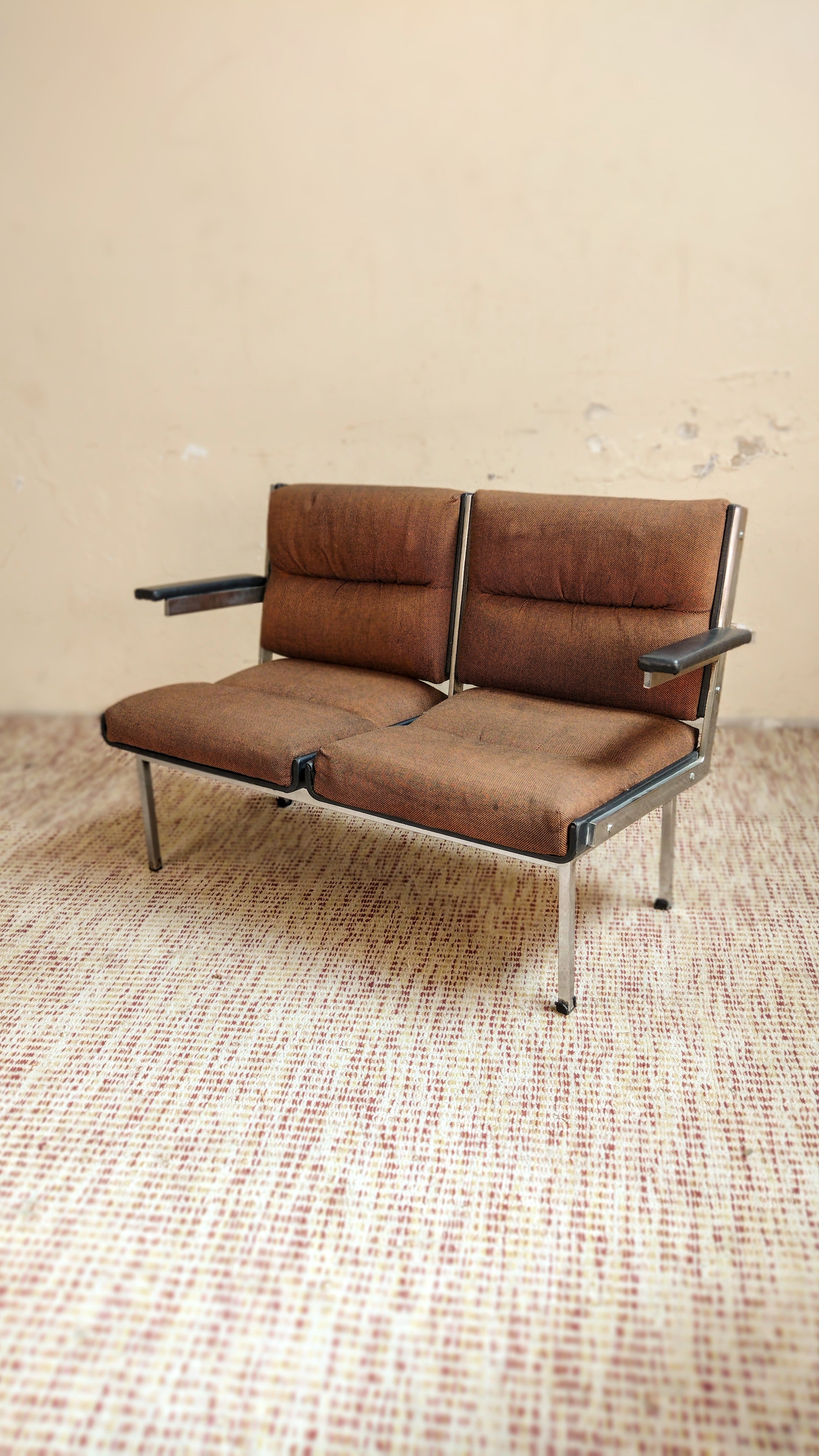 Banco de dois assentos anos 70 em ferro, couro e tecido (L- 121cm)