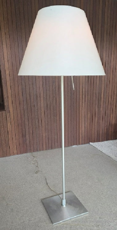 Luminária de piso Luceplan Costanza Paolo Rizzatto em alumínio com cúpula branca e base quadrada