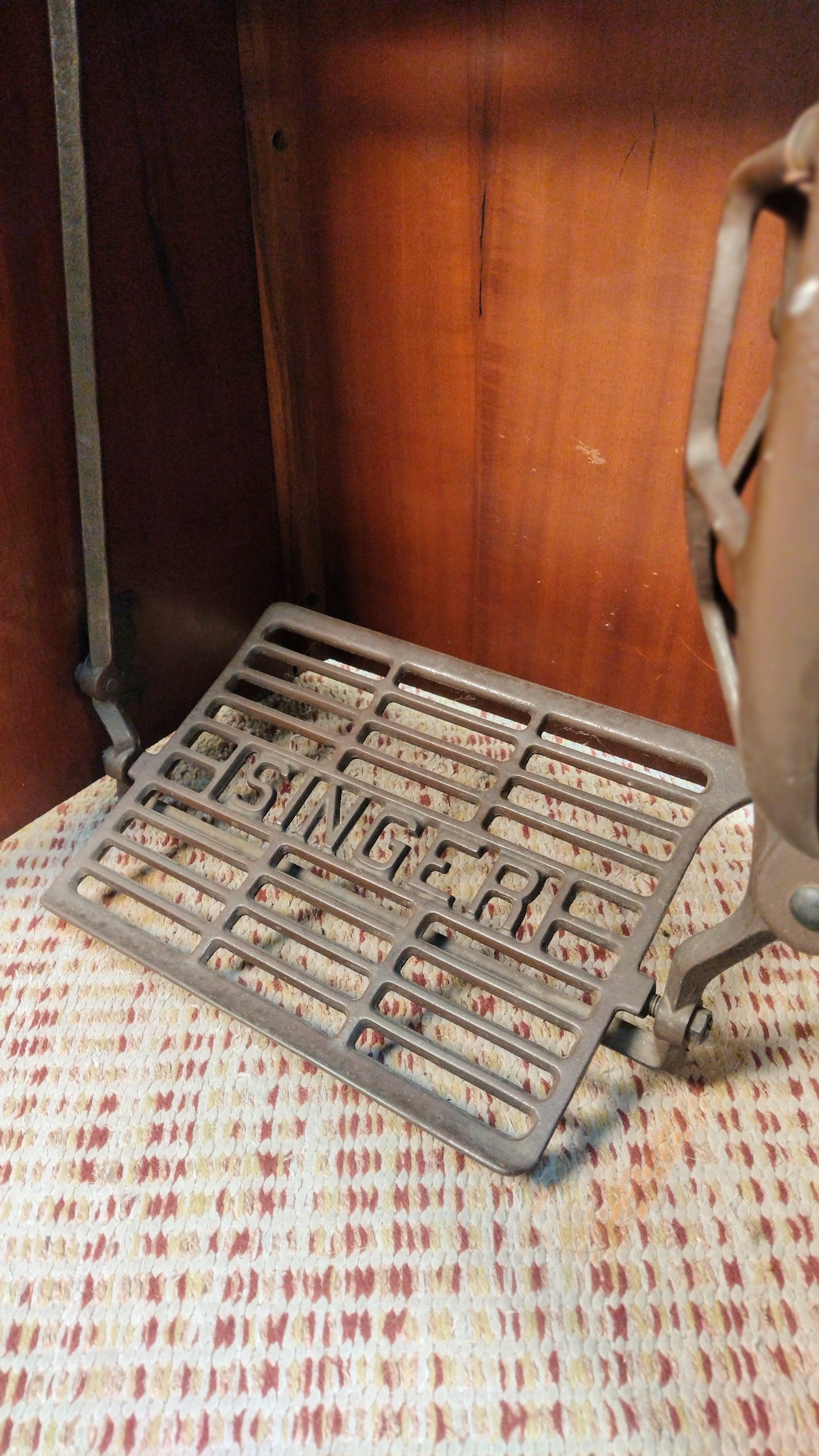 Móvel máquina de costura SINGER anos 60 em Cedro tingido