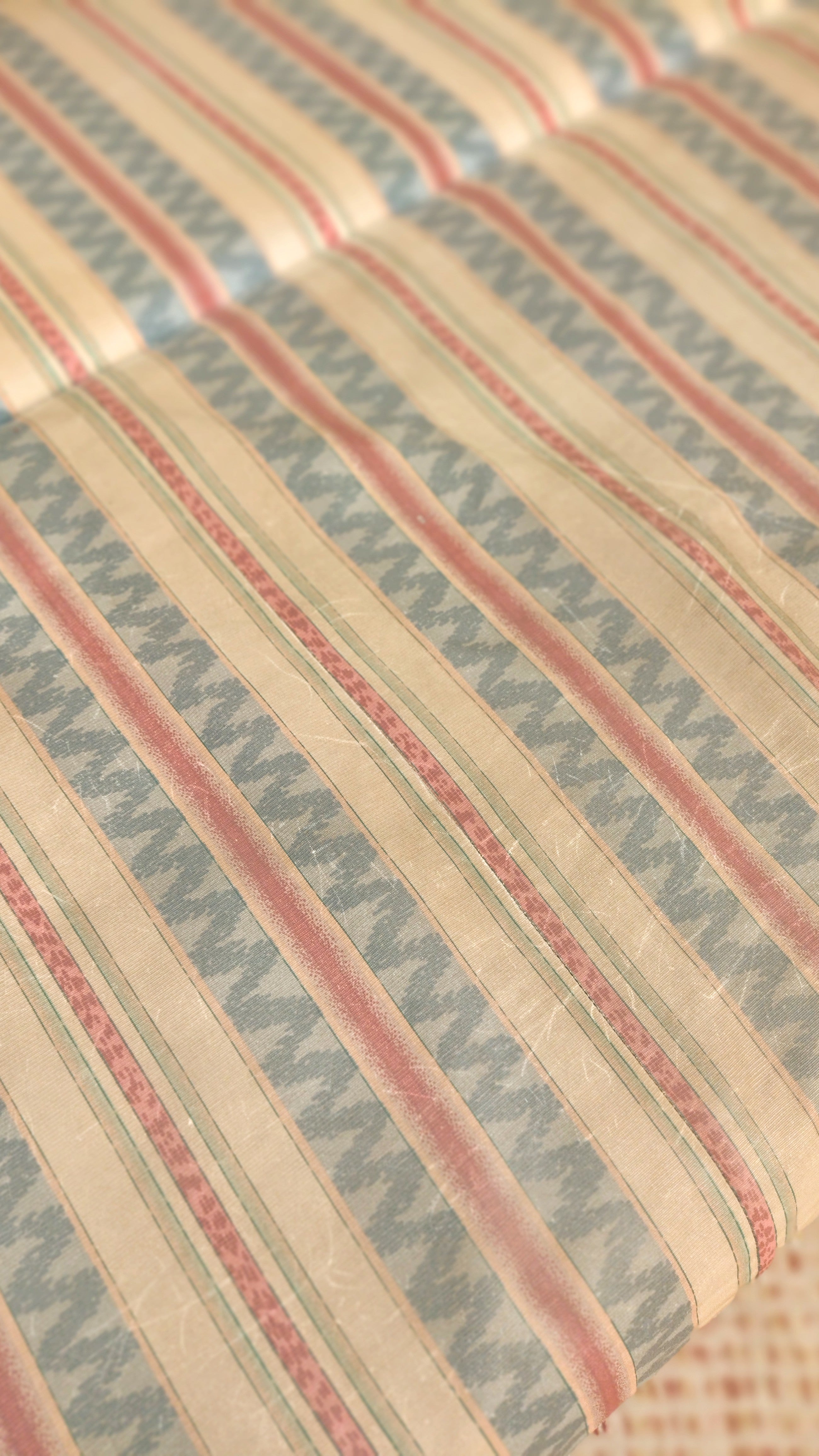Sofá Cama anos 70 em Imbuia maciça e tecido sintético estampado (L- 195cm) - para restauro