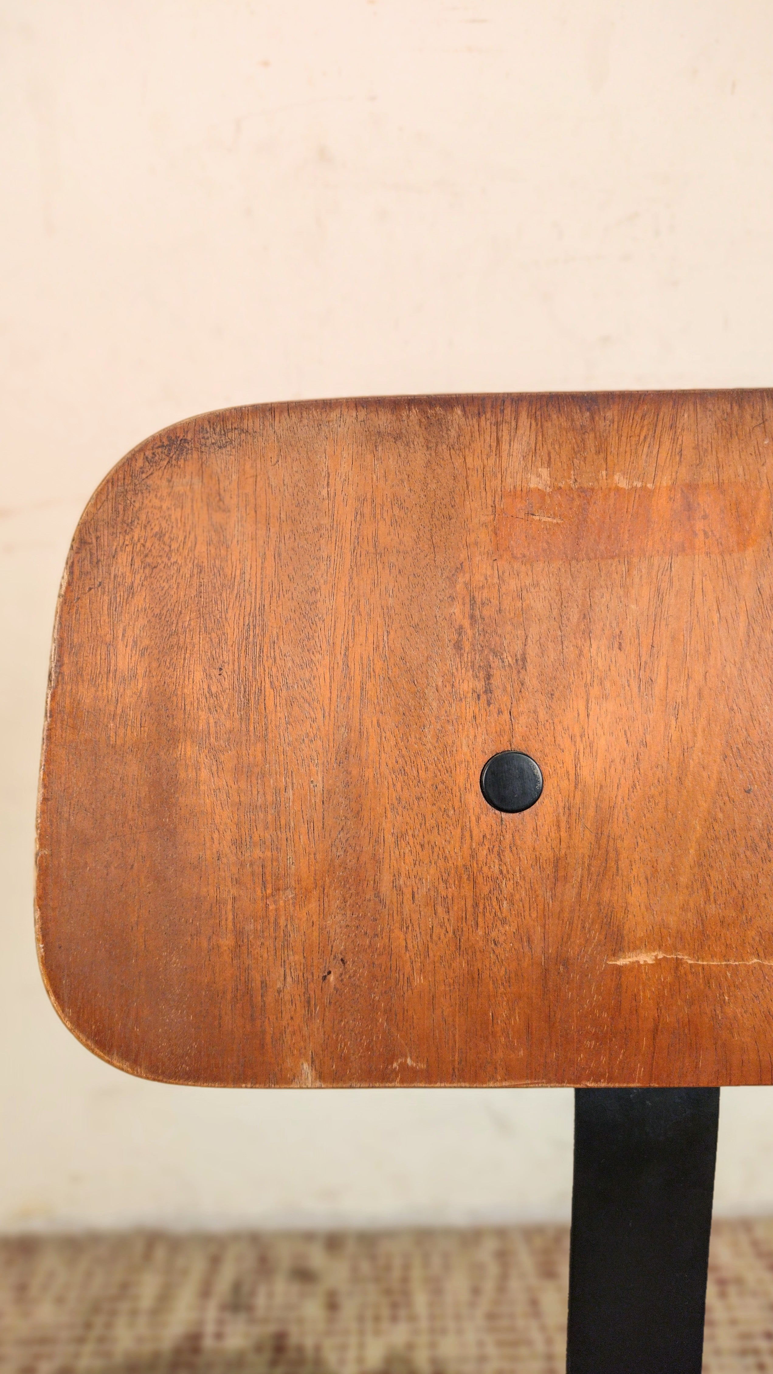 Cadeira GIROFLEX giratória com espaldar regulável em madeira e ferro