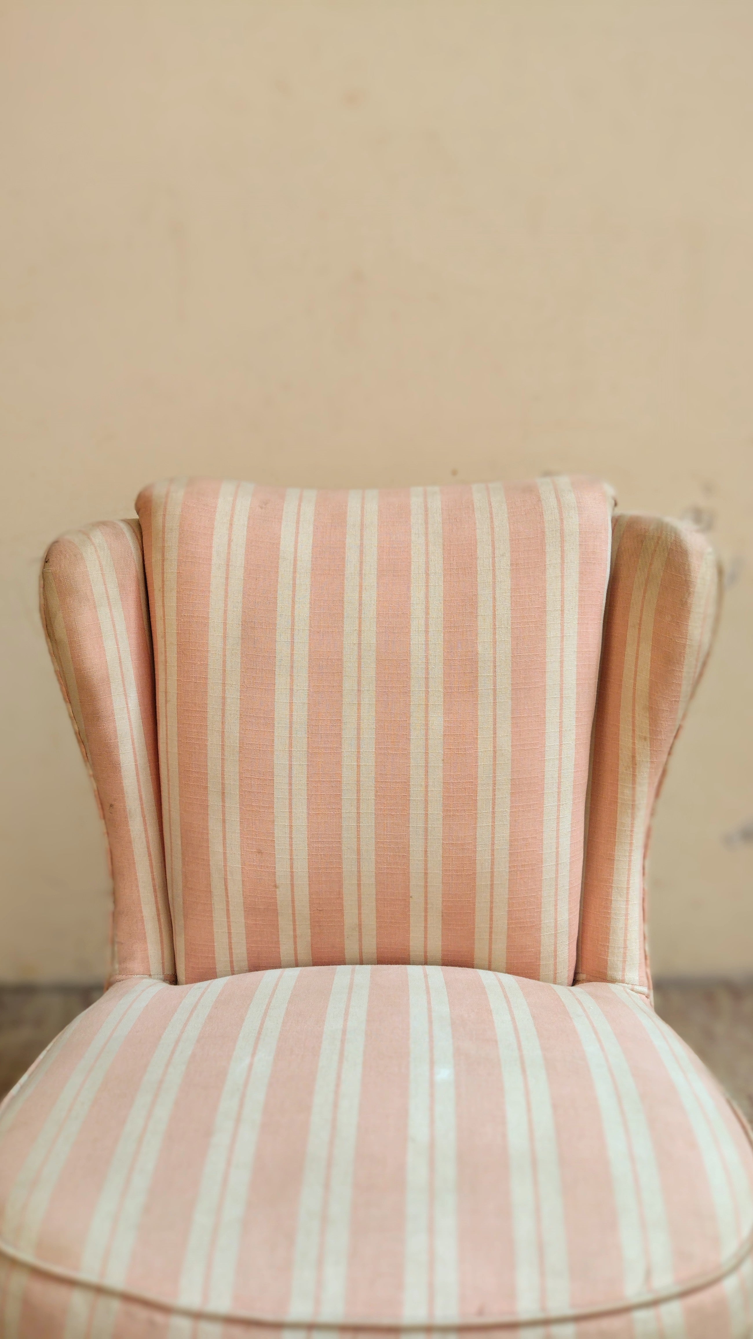 Poltrona anos 70 em tecido listrado rosa e branco